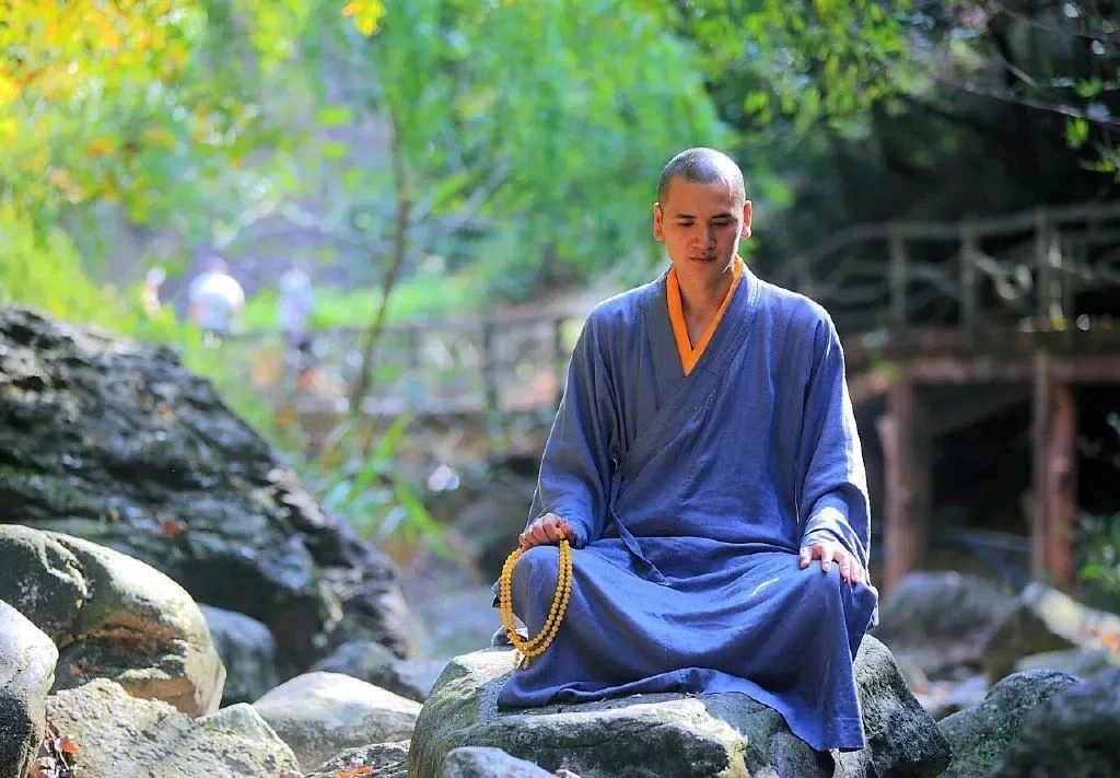 因为长相俊朗,他也被称为中国最帅和尚,即使剃了光头也难掩他的帅气