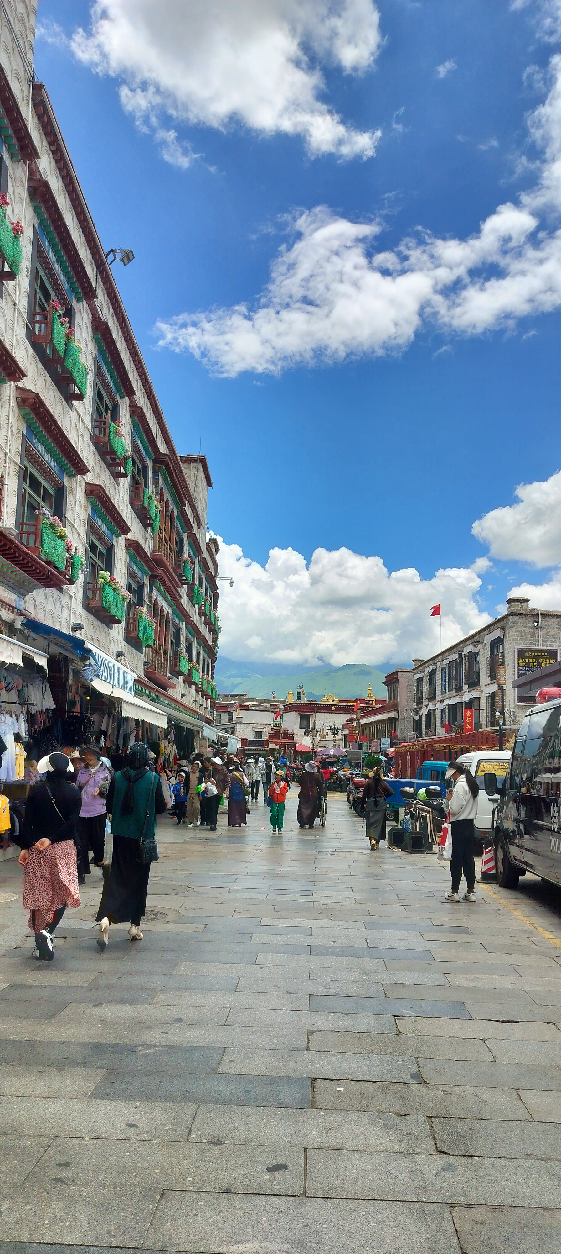 在拉萨的小昭寺街道上,藏式房屋错落有致地排列在石板路上,散发着浓厚