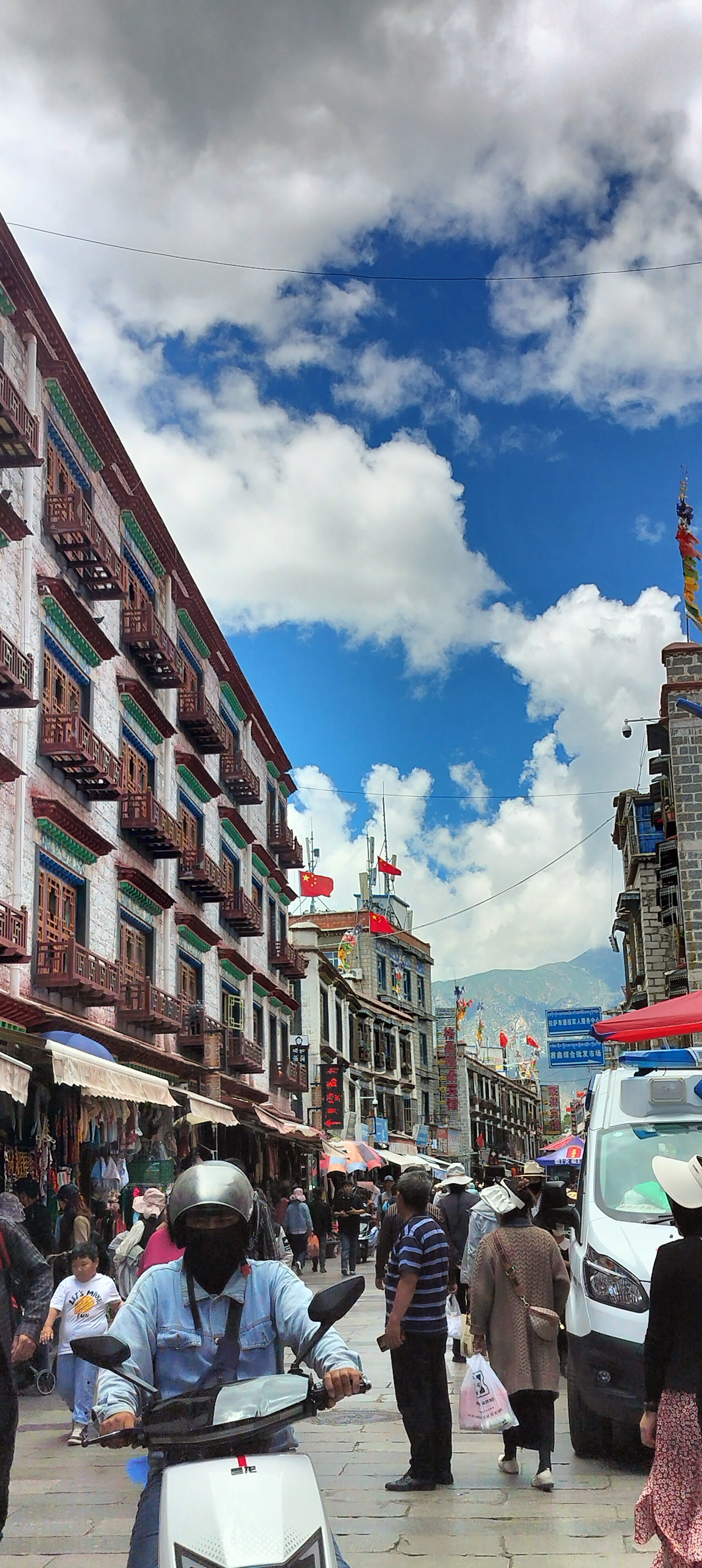 在拉萨的小昭寺街道上,藏式房屋错落有致地排列在石板路上,散发着浓厚