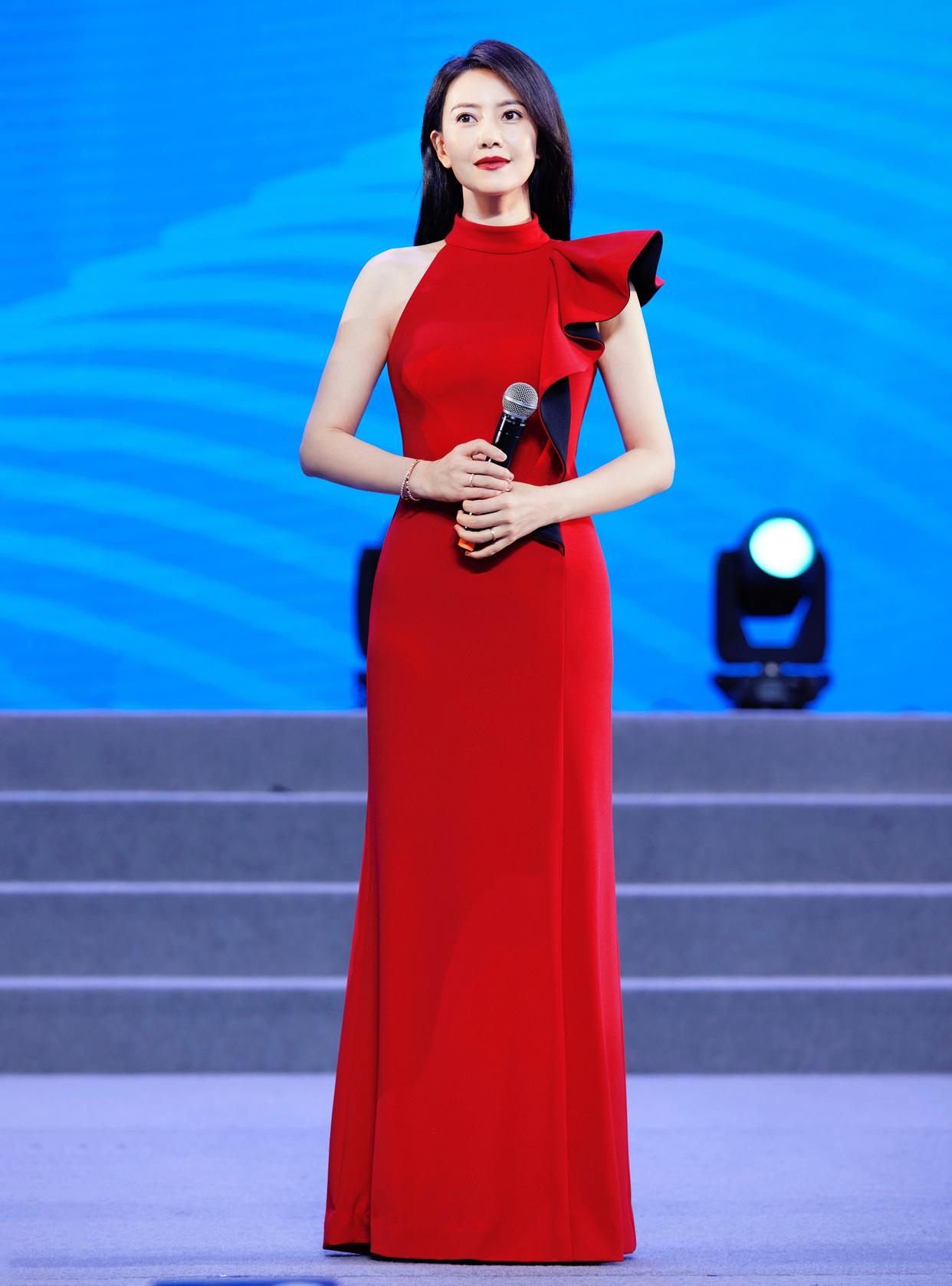 一袭红裙,完美地衬托出高圆圆那曼妙的身姿!