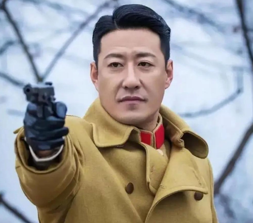 大长脸老是在抗日剧里窜跺,演得浮夸不像好人;另一个就喜欢在那些农村