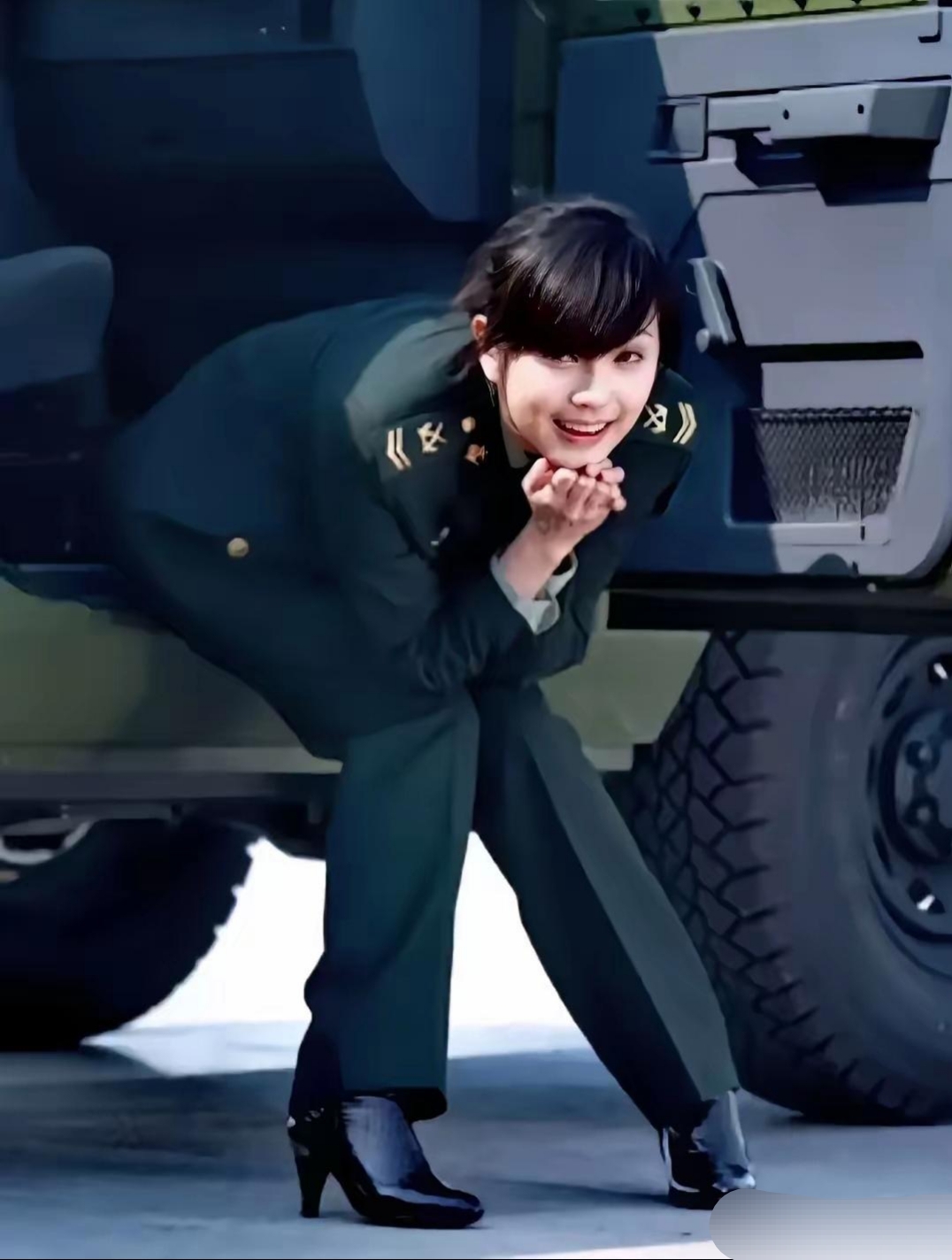 穿着这海军蓝军装,真的很飒.