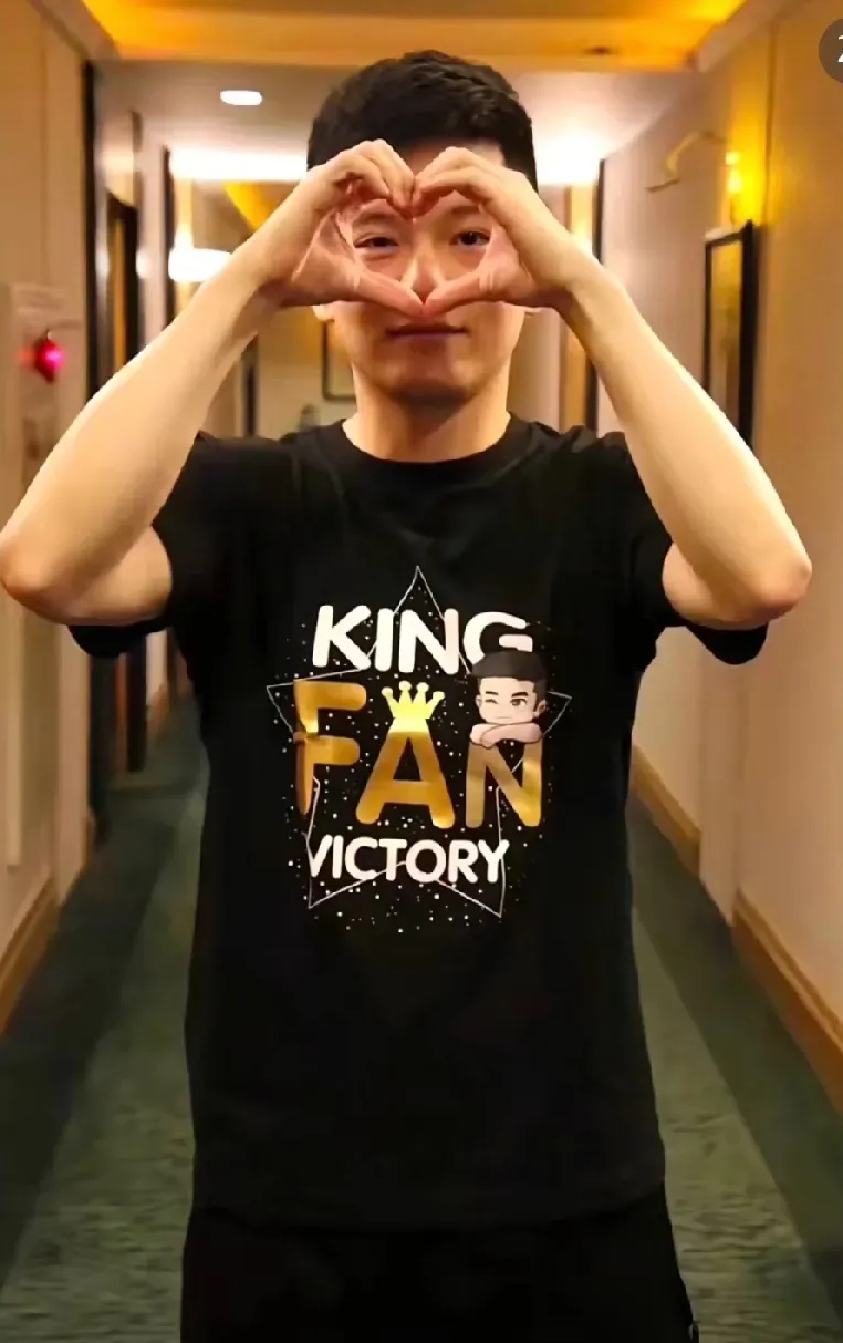 今天刷到咚咚大王樊振东比心的帅照,真的被可爱到!