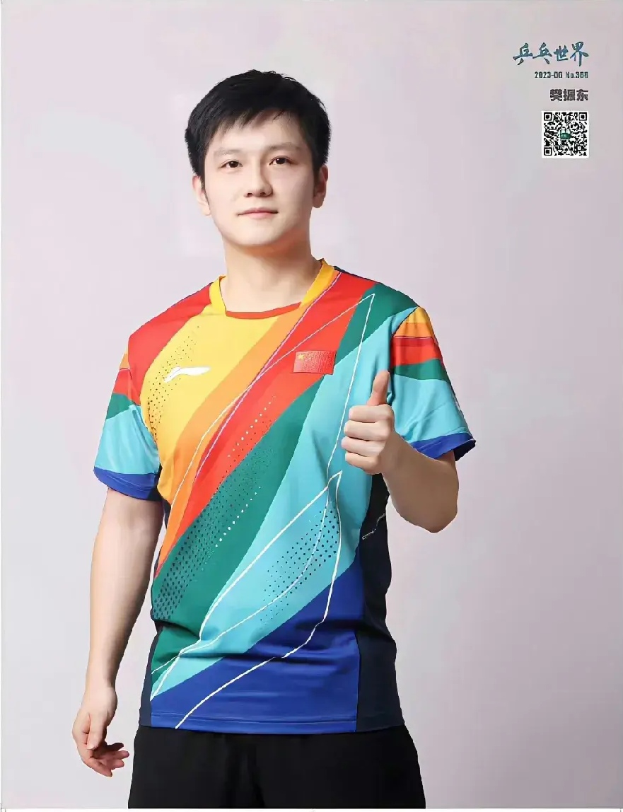 樊振东身着这件色彩艳丽的短袖,一亮相就吸引了所有人的目光