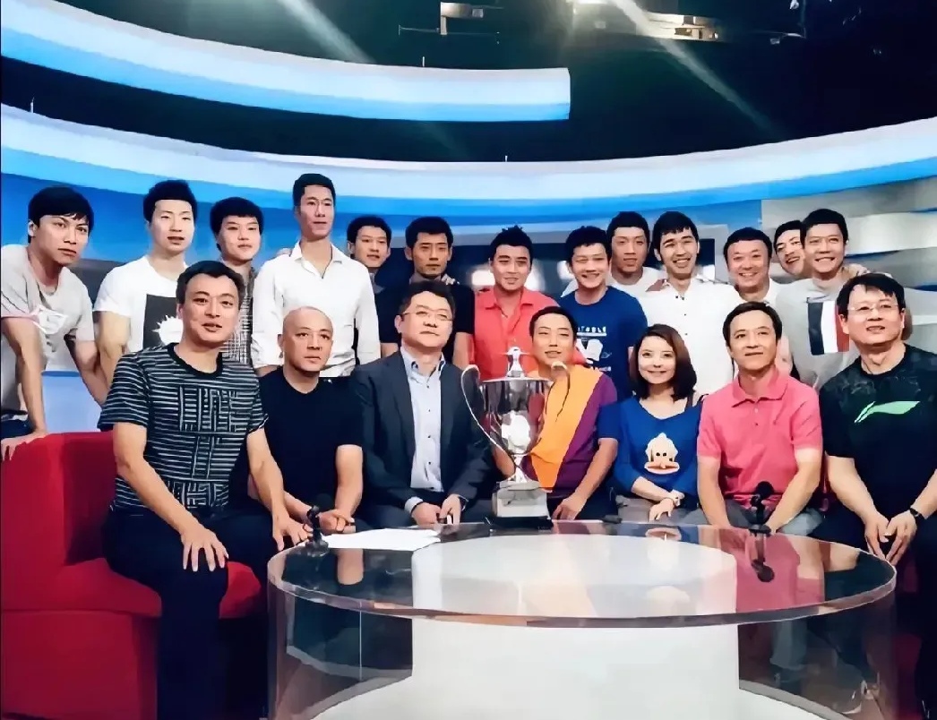 这张照片中坐着的有秦志戬,肖战,刘国梁等,站着的有马龙,张继科