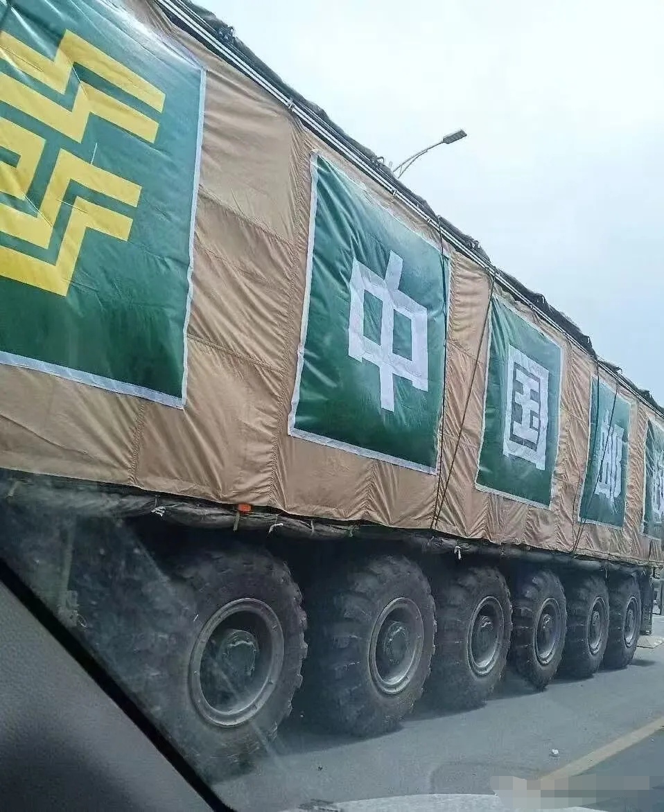 家人们谁懂啊,路上偶遇一辆超大型的中国邮政邮件运输车!