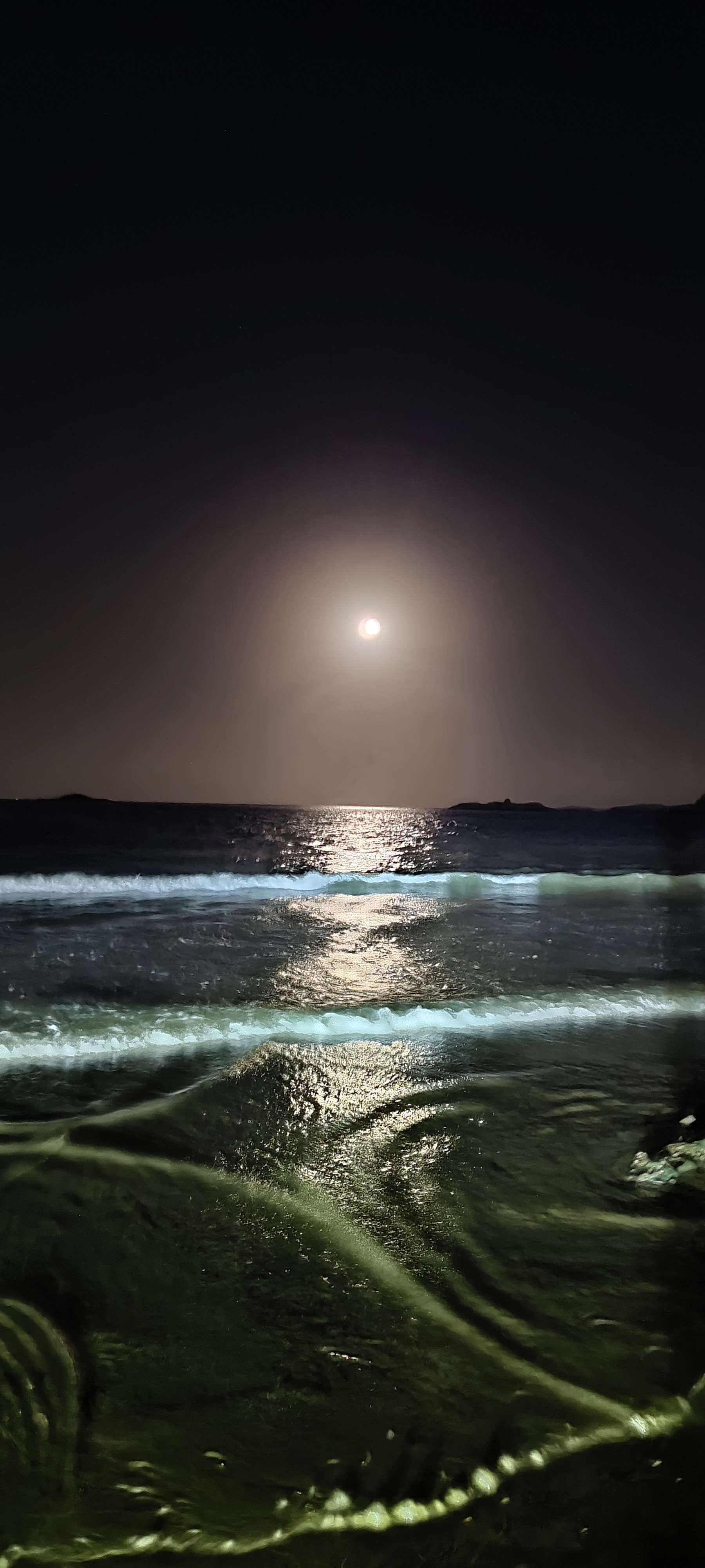 《平潭海月情》 麒麟岛畔海风吹,明月高悬映浪微