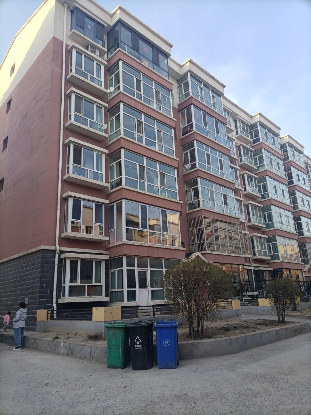 后来,她小姑子会带一些朋友过来,让她做饭,她都会高兴的招待他们