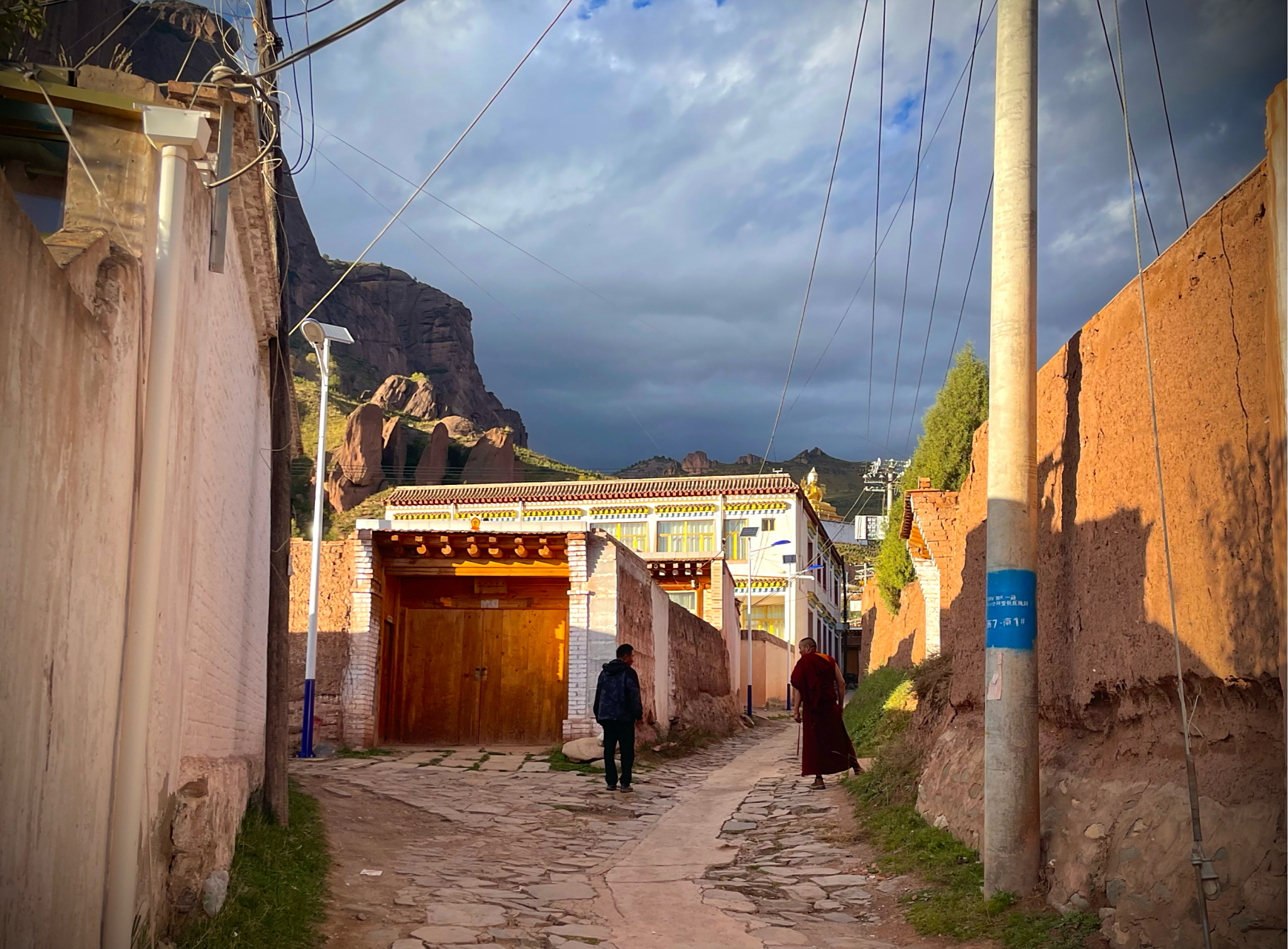 拉加寺的桑烟  青海省果洛藏族自治州大部分地区平均海拔4000米以上