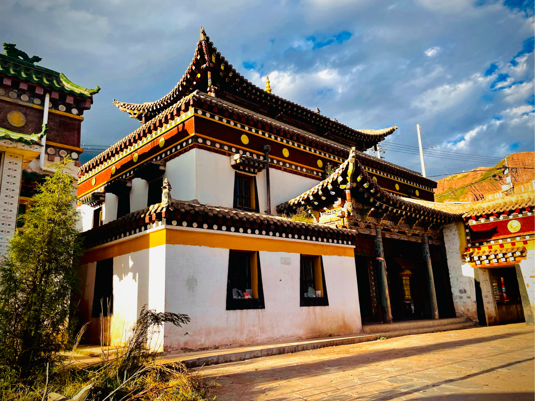 拉加寺的桑烟  青海省果洛藏族自治州大部分地区平均海拔4000米以上