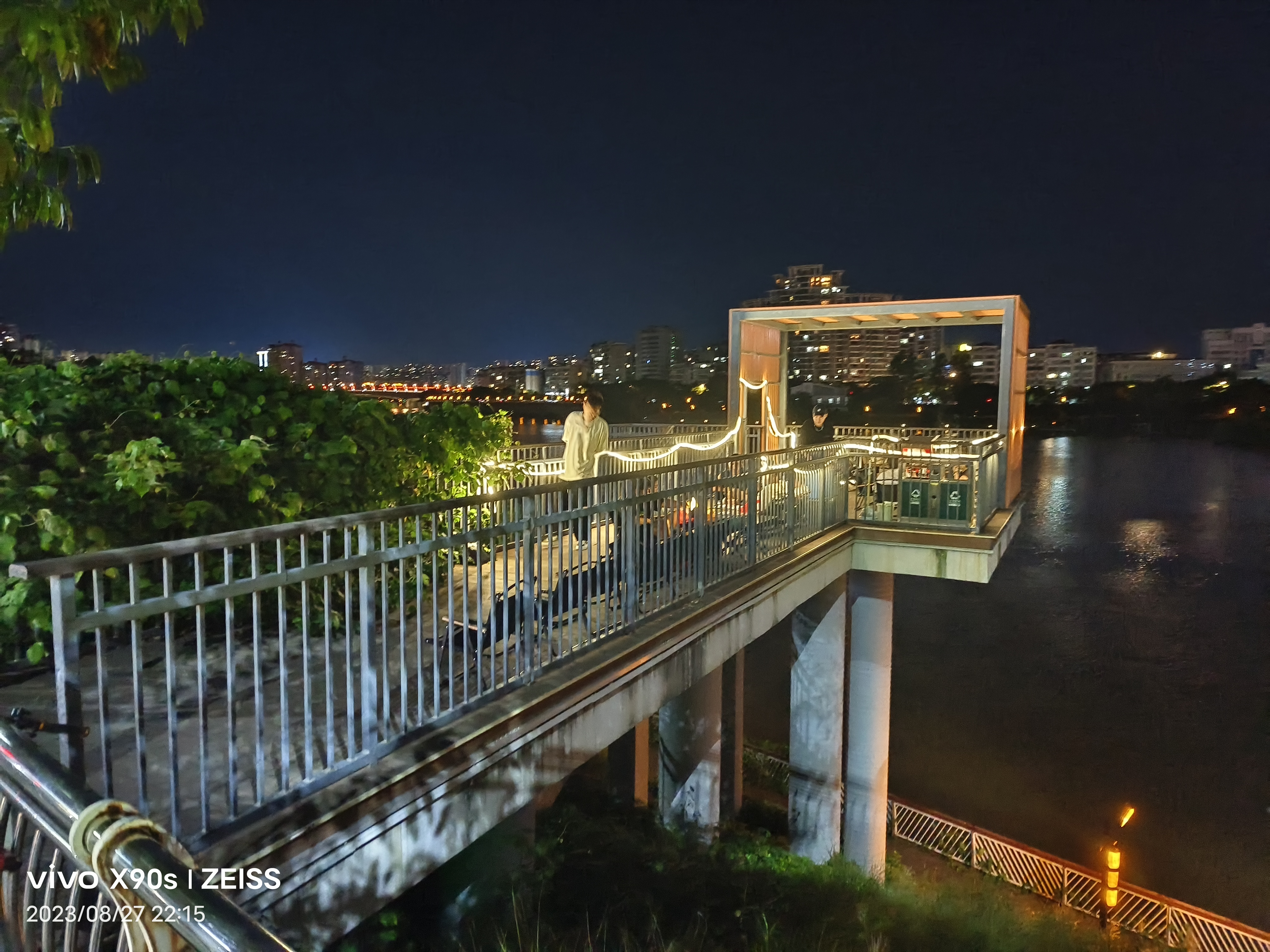 这是赣州市章贡区章江南大道路旁通往章江河岸边木栈道的一处转角通道