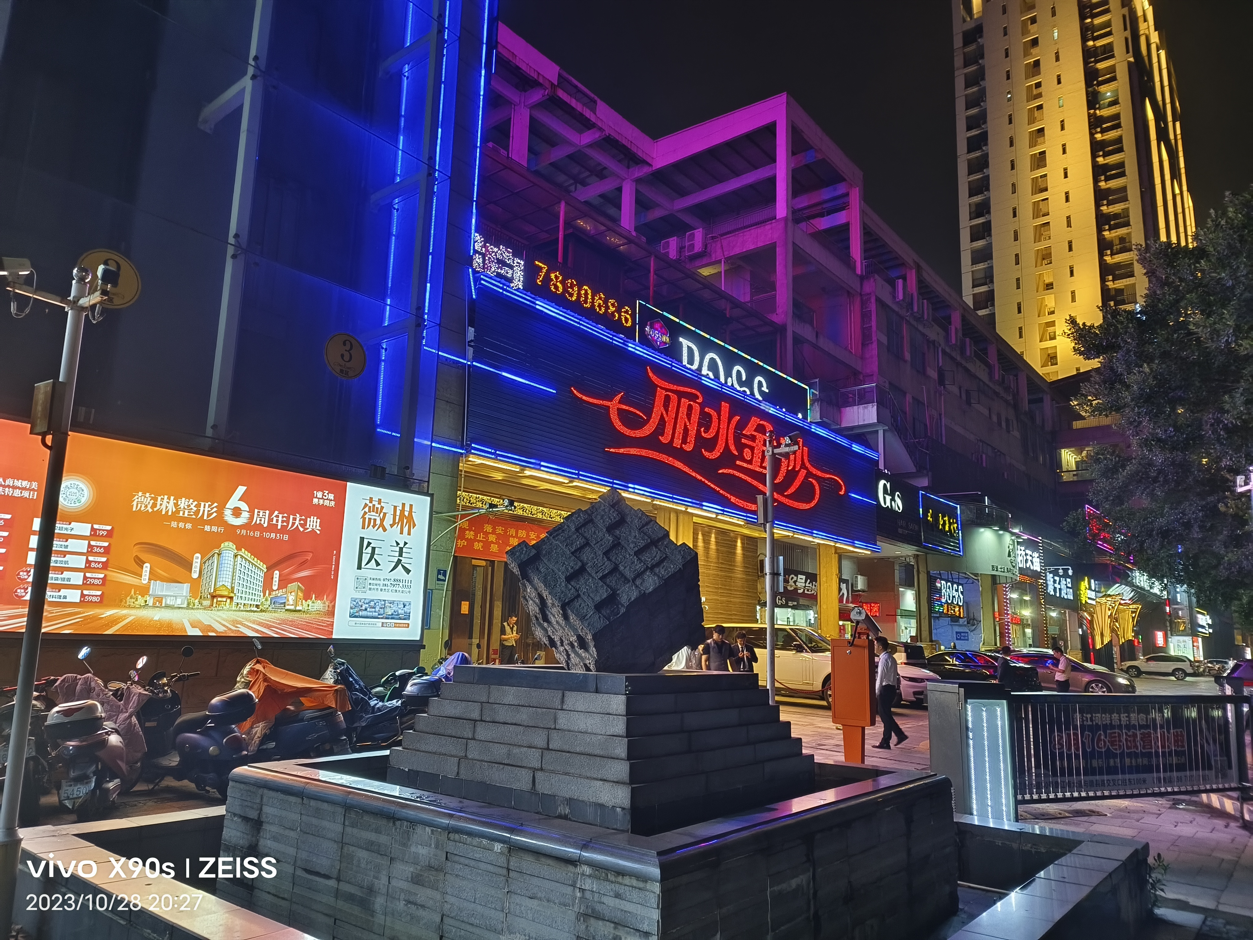 唱歌要到娱乐城,拽到顶峰便是神    位于赣州市章贡区章江新区的娱乐