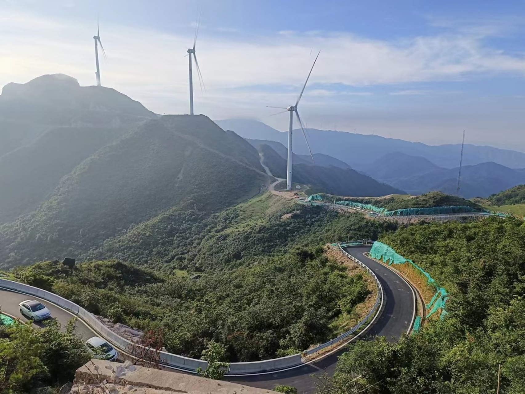这里一直叫双溪草山,双溪草山     近日人们去上犹县双溪草山山顶一睹