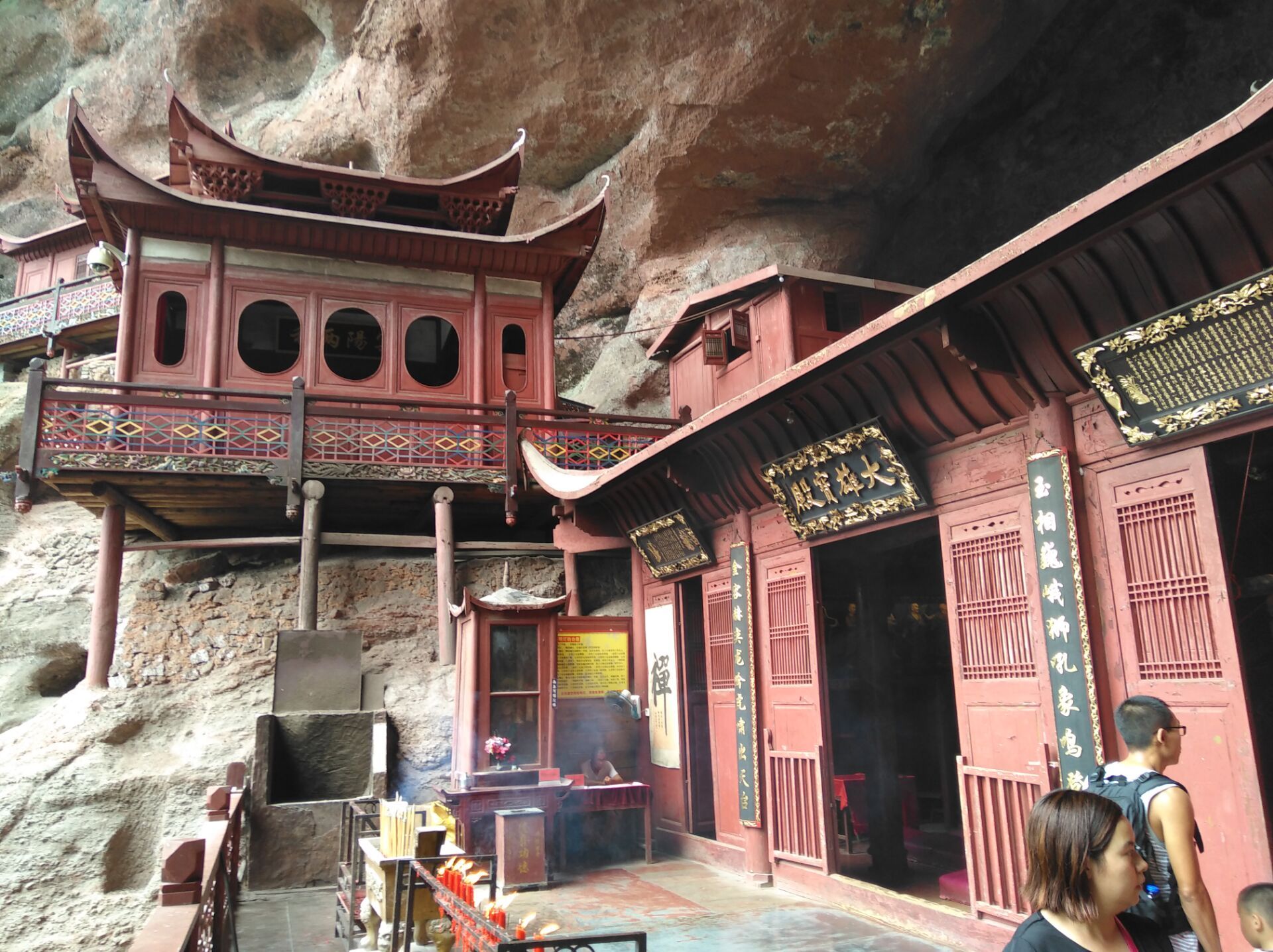泰宁大金湖岩石上有座悬空寺一一甘露岩寺