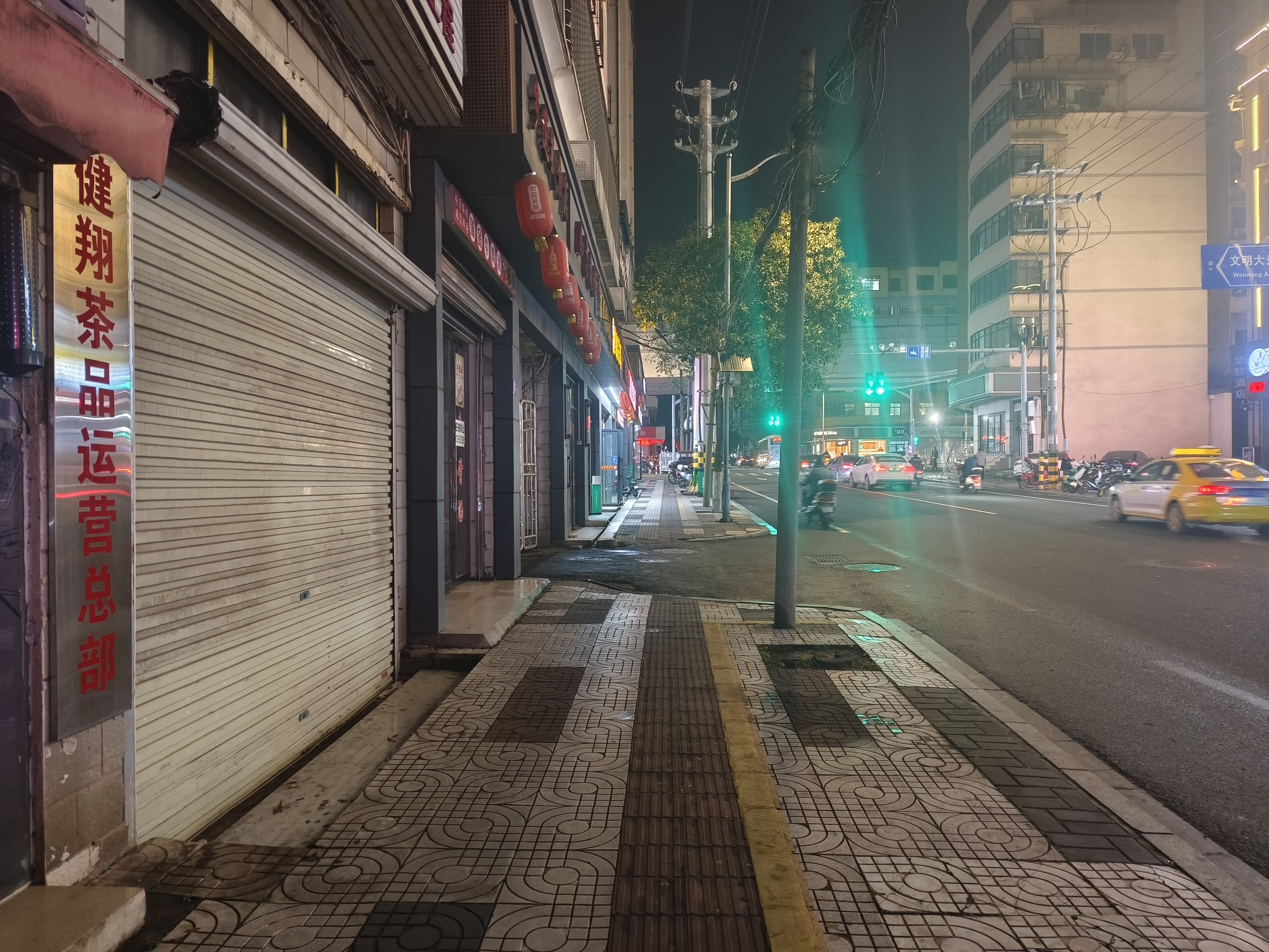 走在赣州市章贡区黄屋坪路上感觉2023年的冬天格外的冷.