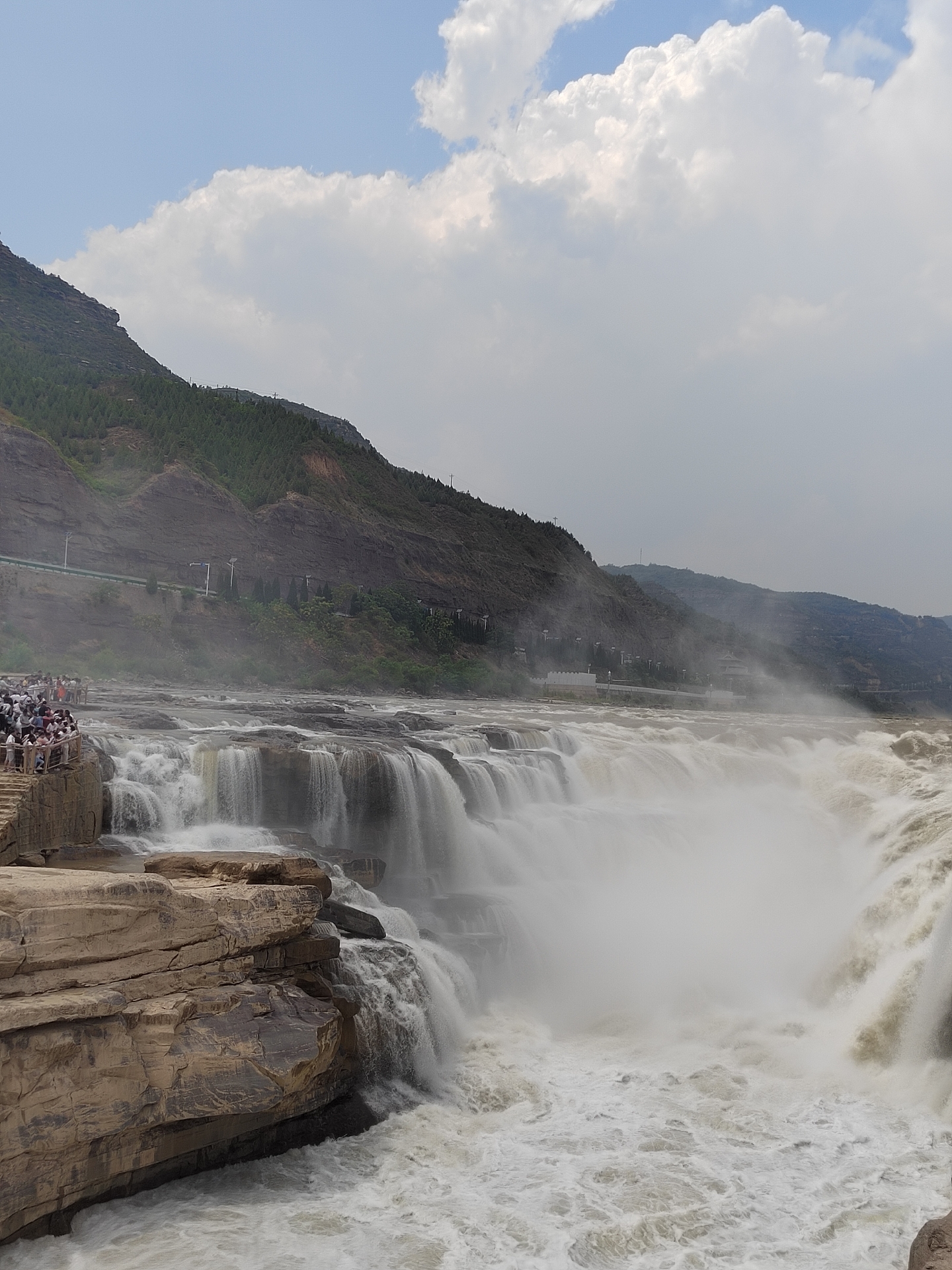 山西旅行.从西安出发,走京昆高速顺沿黄公路到临汾吉县壶口瀑布.