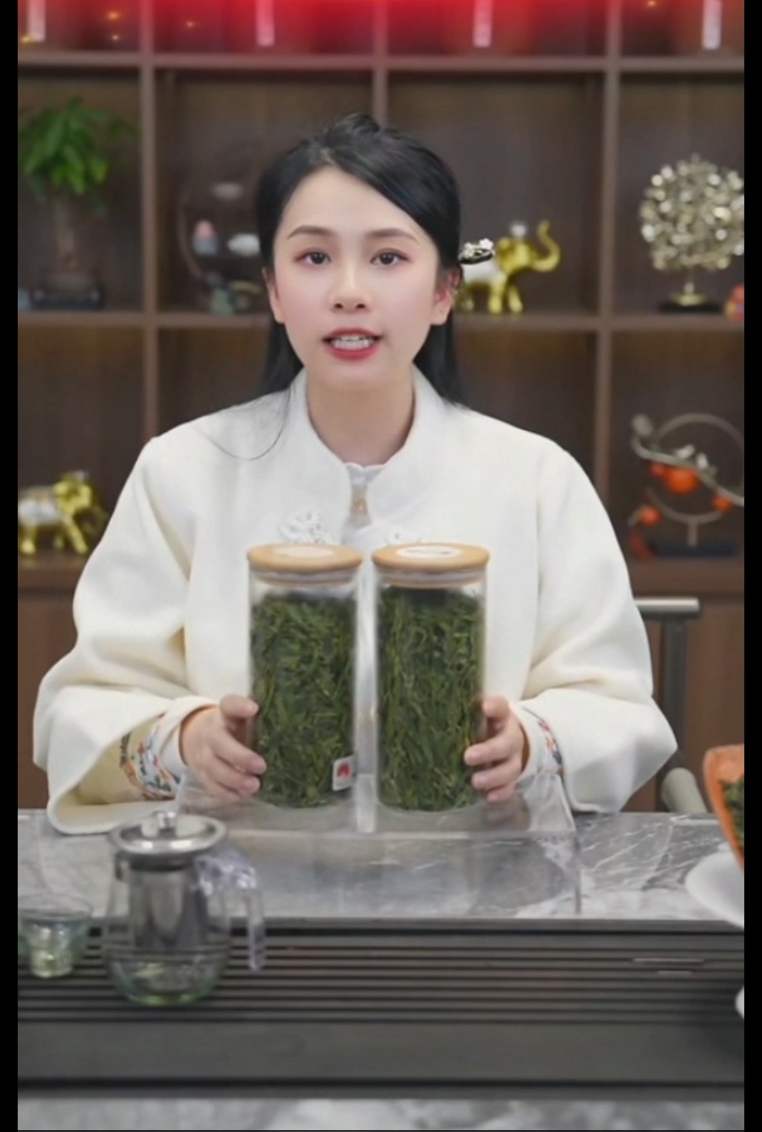 她,白衣灰裤,发髻轻挽,耳环摇曳,自信的笑容中流露出对生活的热爱