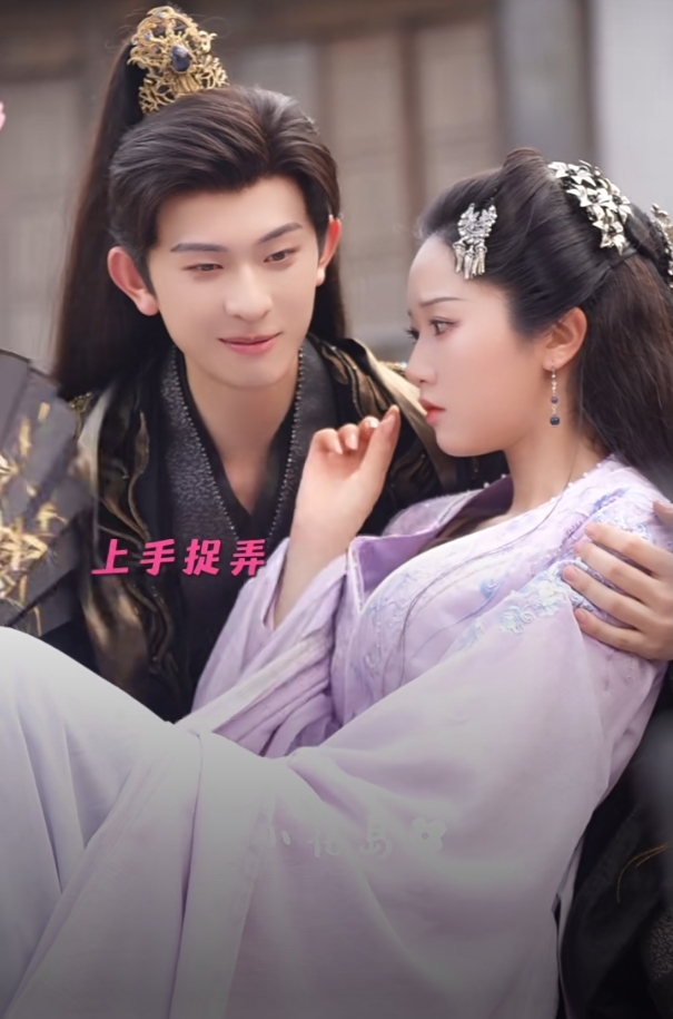 两个小可爱互动超甜呀,看的人嘴角不由的上扬,雨过添晴真的太配了!