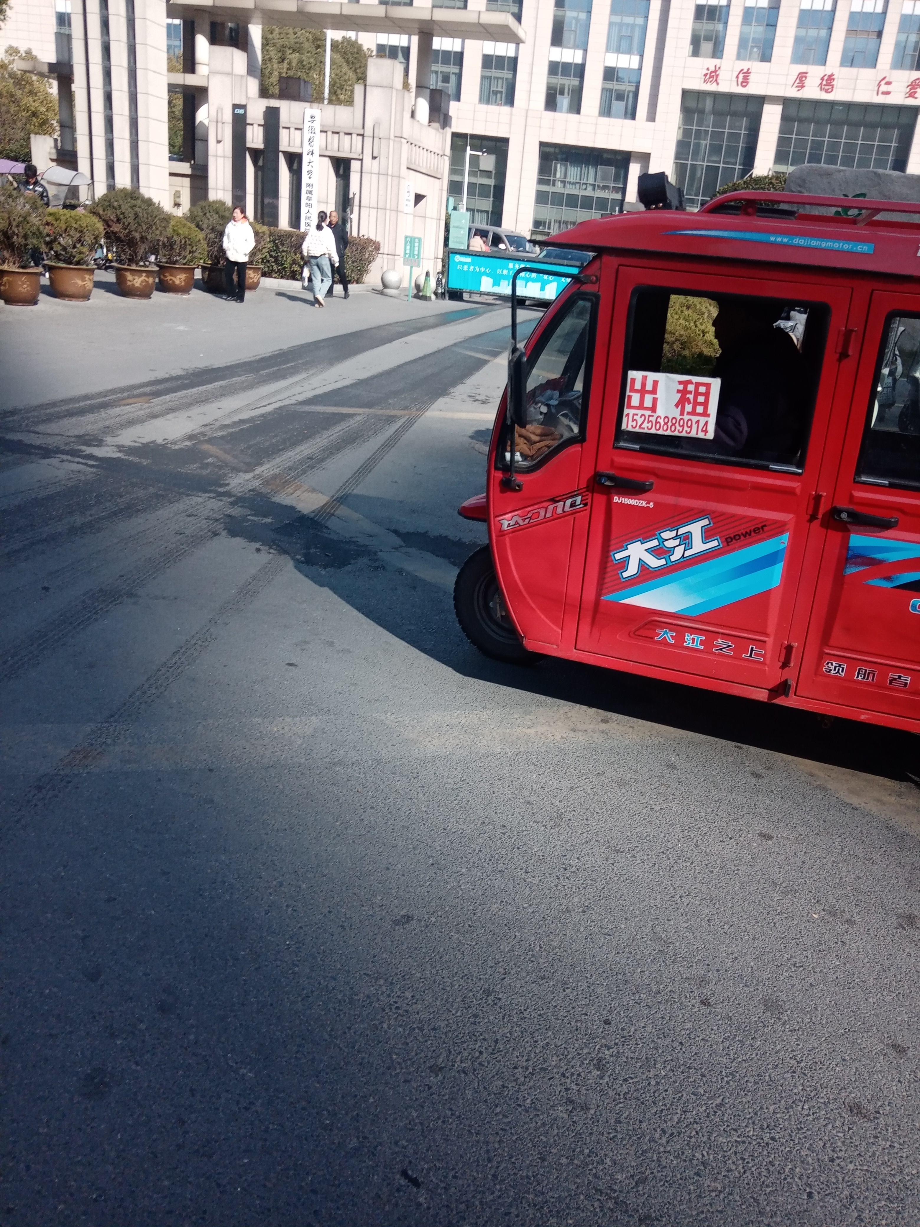 人们出行都都舍不得坐出租车了,三轮车又重出江湖开始拉客了,这就是