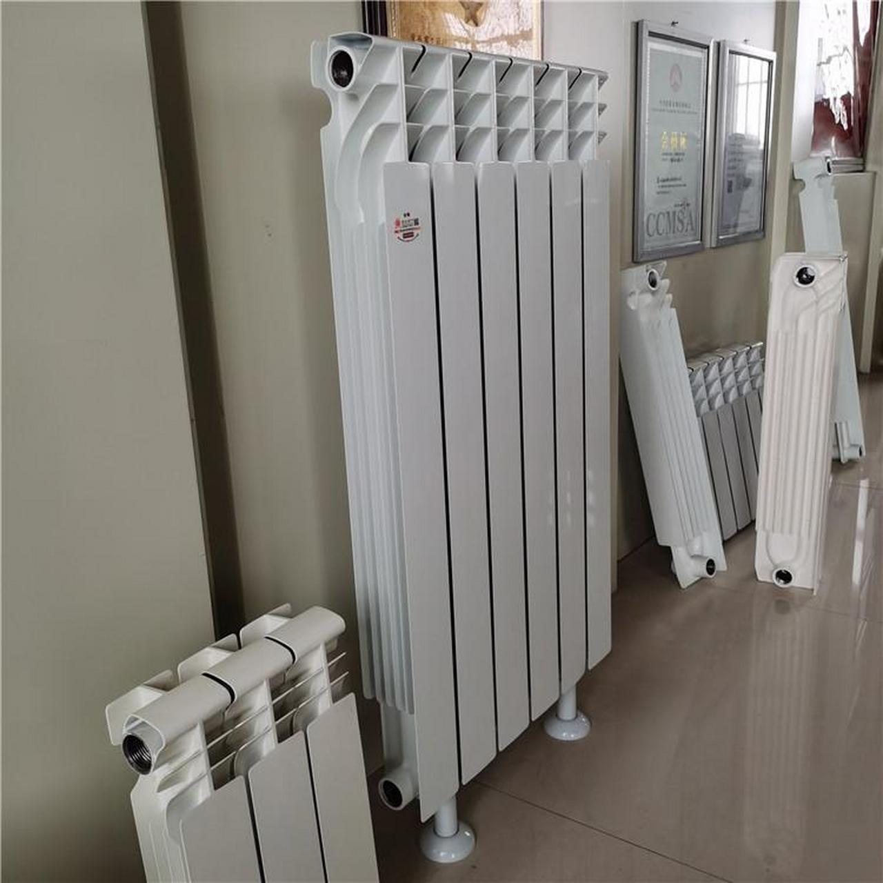 ur7002压铸铝散热器,在我国压铸铝暖气片又叫欧式铝制暖气片,主要特征