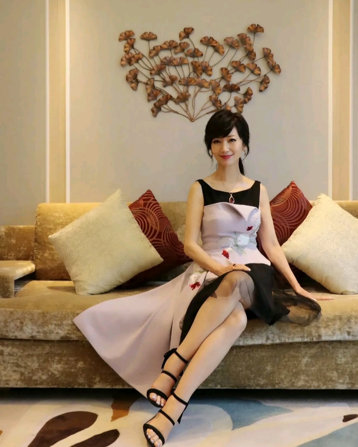 影视演员赵雅芝,1953年生人,身高165cm,五官精致,眼神清澈,笑容甜美