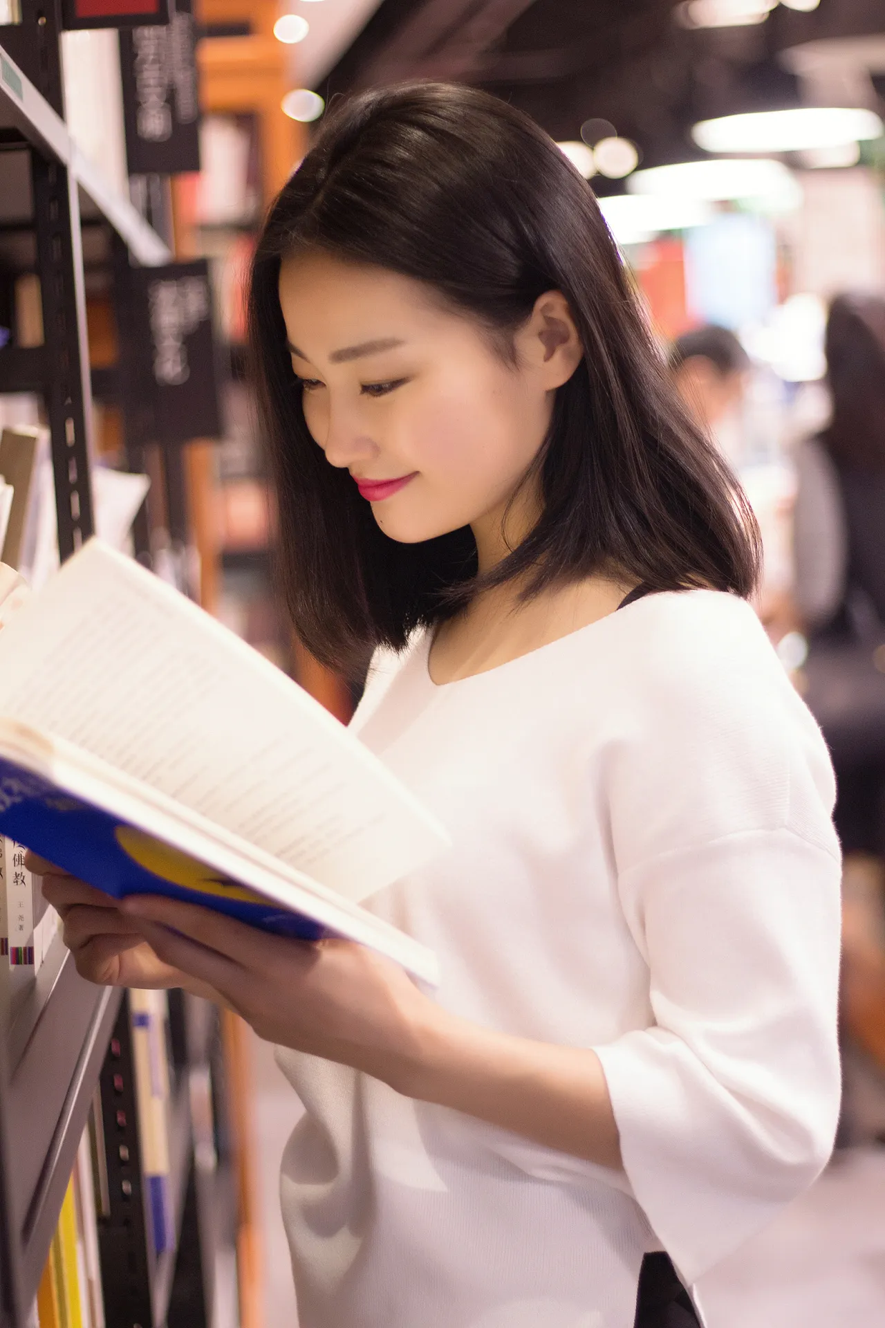 有个16岁的女孩,辍了学在那儿当服务员,而且已经和男友同居两年了