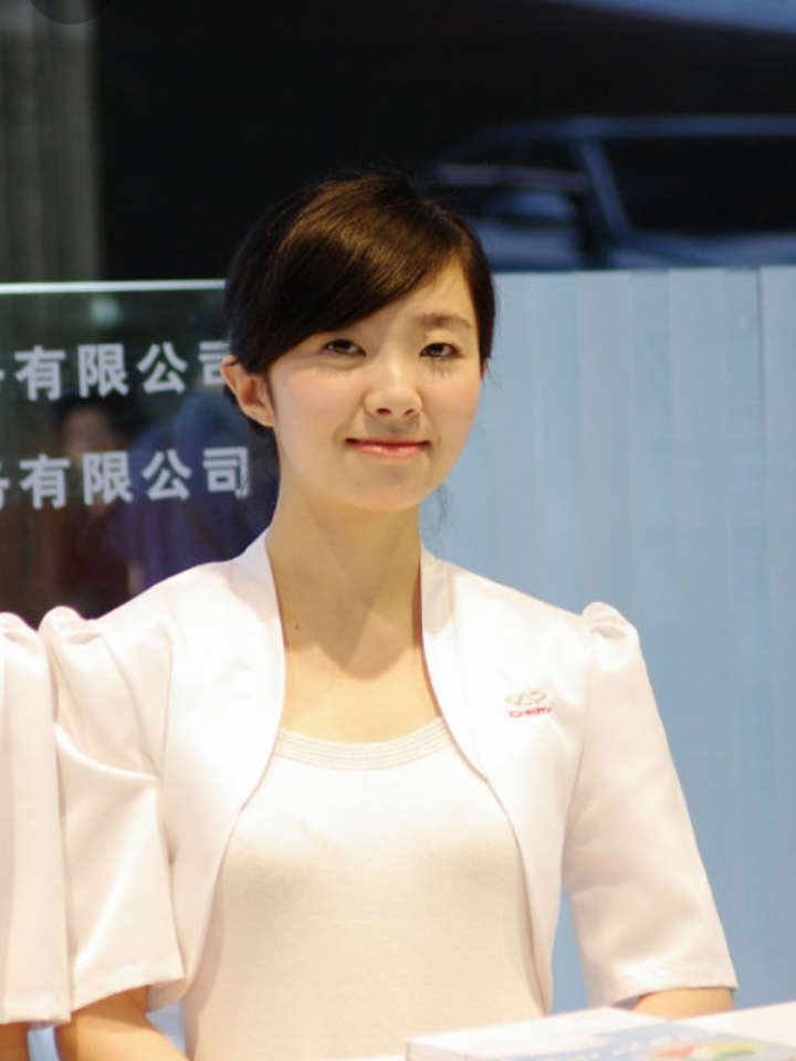 几年前公司来了一位美女前台,第一眼就知道不是普通人,身材高挑而且