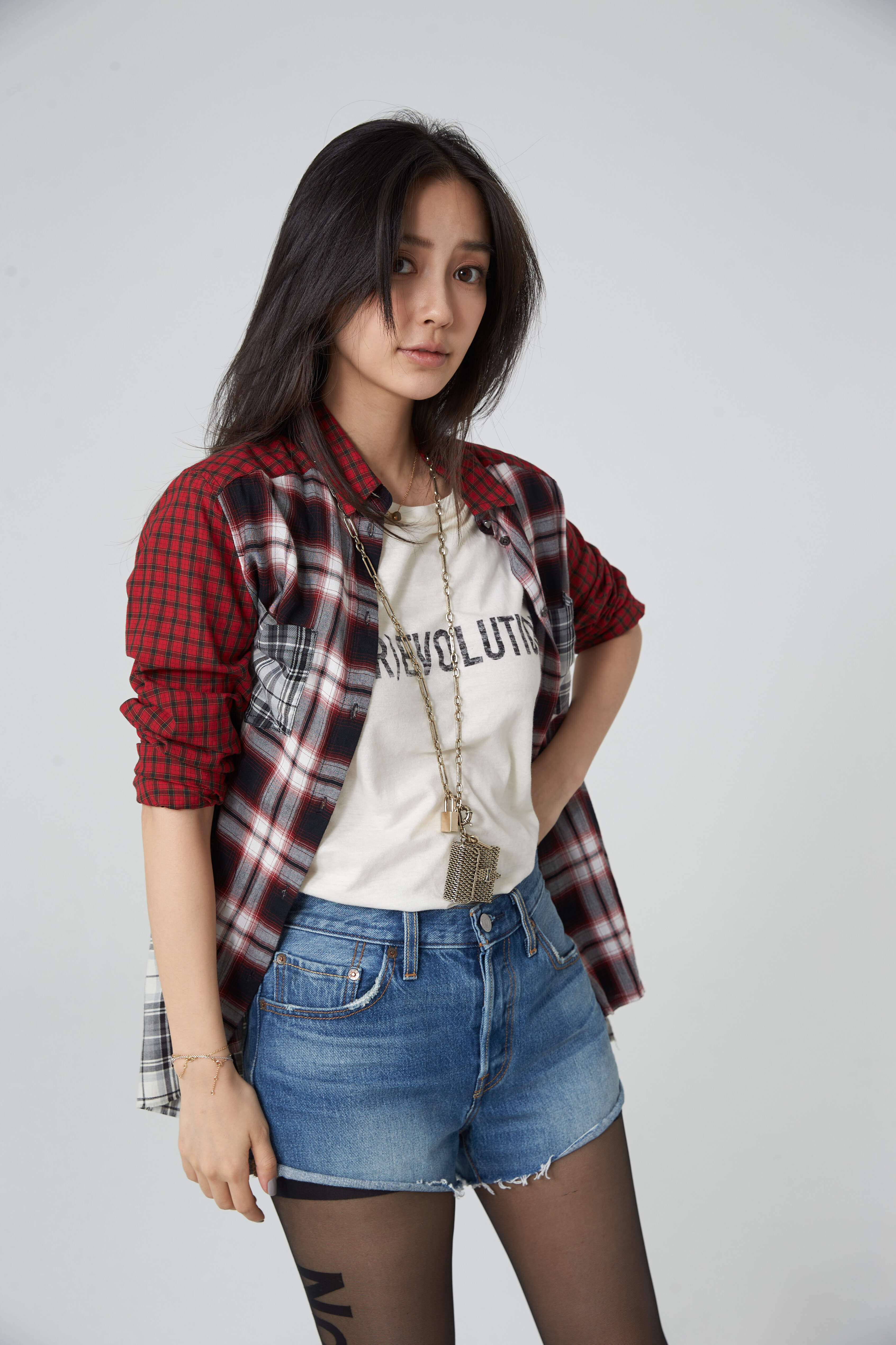 杨颖"angelababy 漫步春日街头,格子衫搭配牛仔短裤,黑丝袜上 no as*