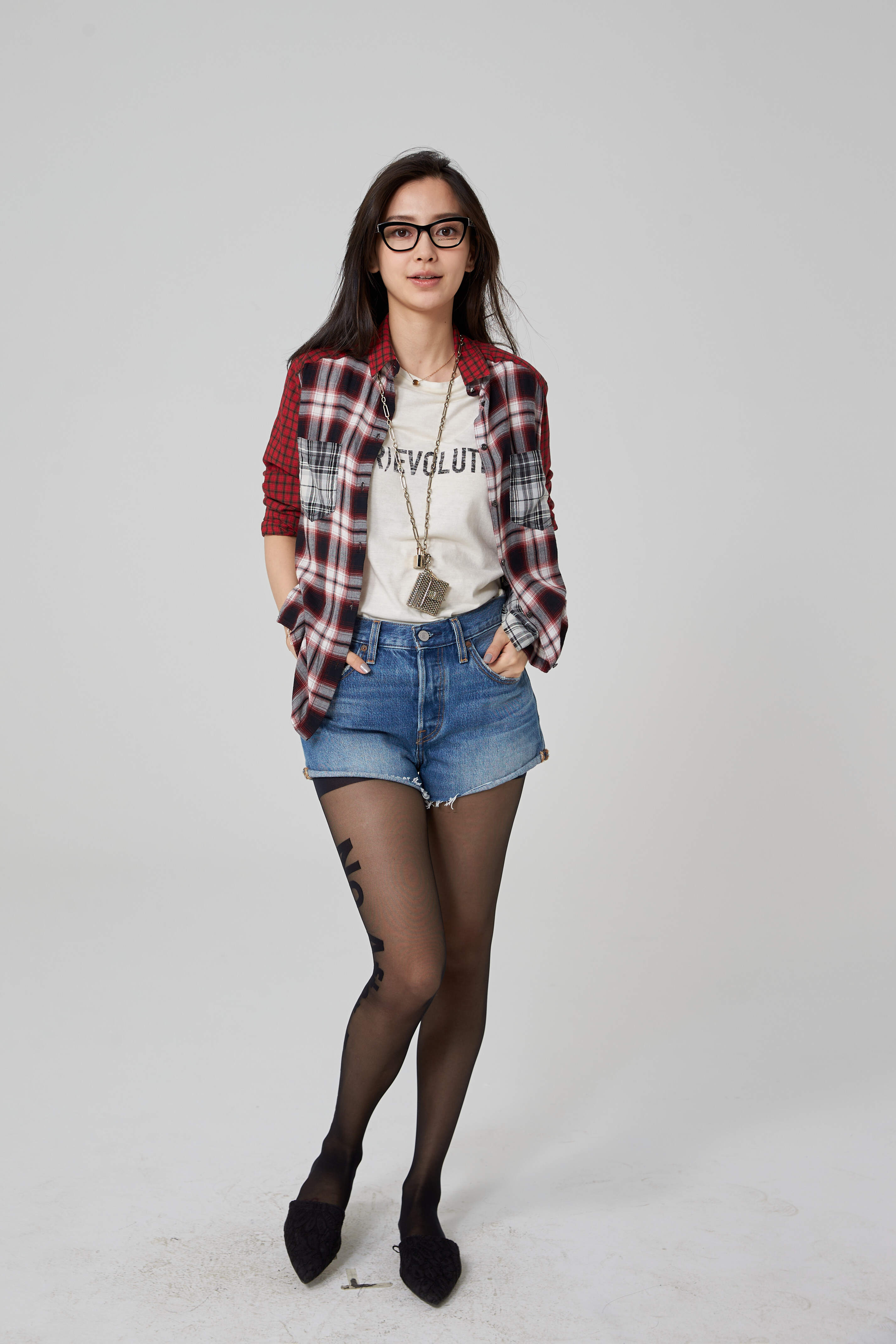 杨颖"angelababy 漫步春日街头,格子衫搭配牛仔短裤,黑丝袜上 no as*