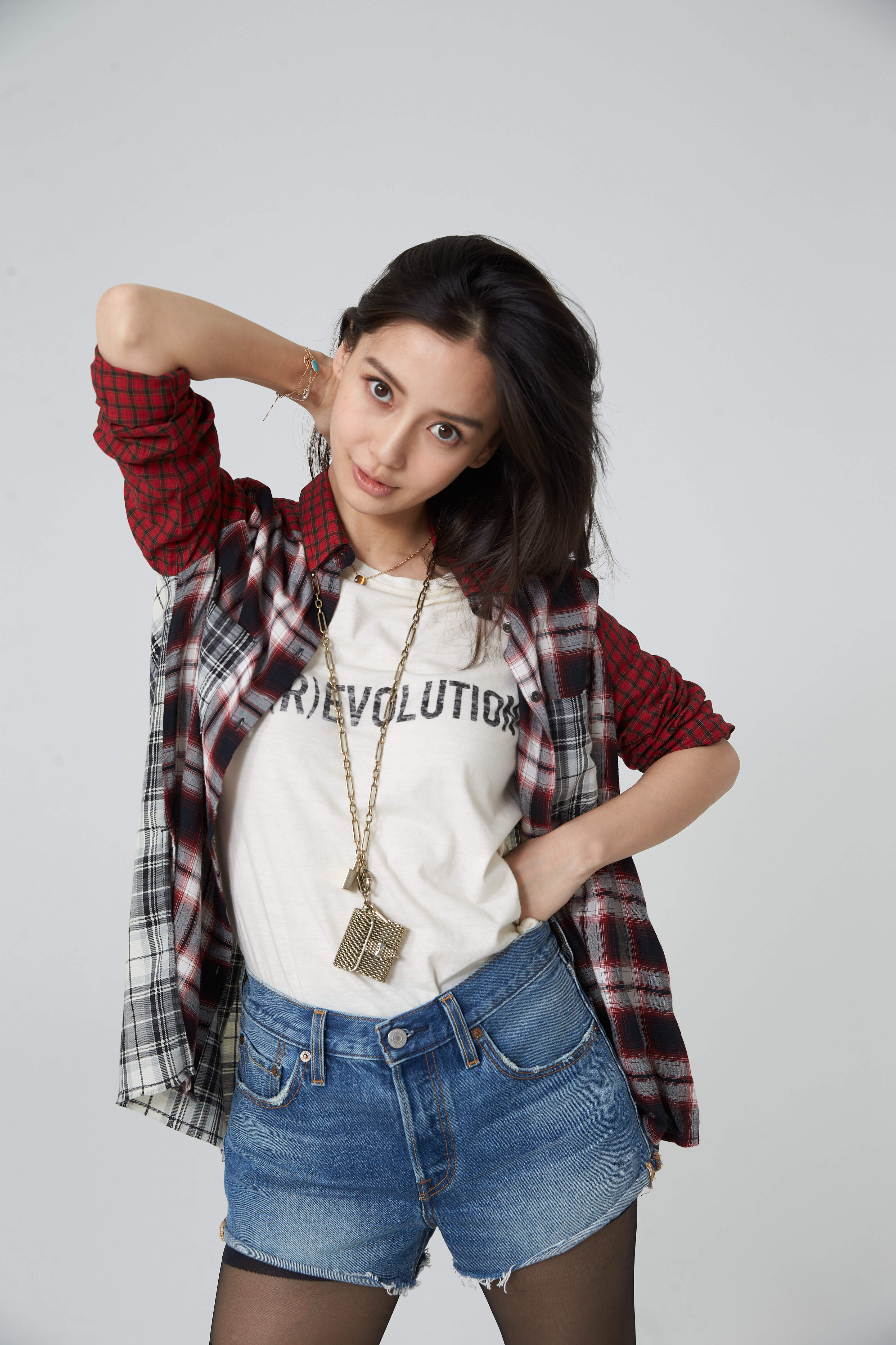 杨颖"angelababy 漫步春日街头,格子衫搭配牛仔短裤,黑丝袜上 no as*