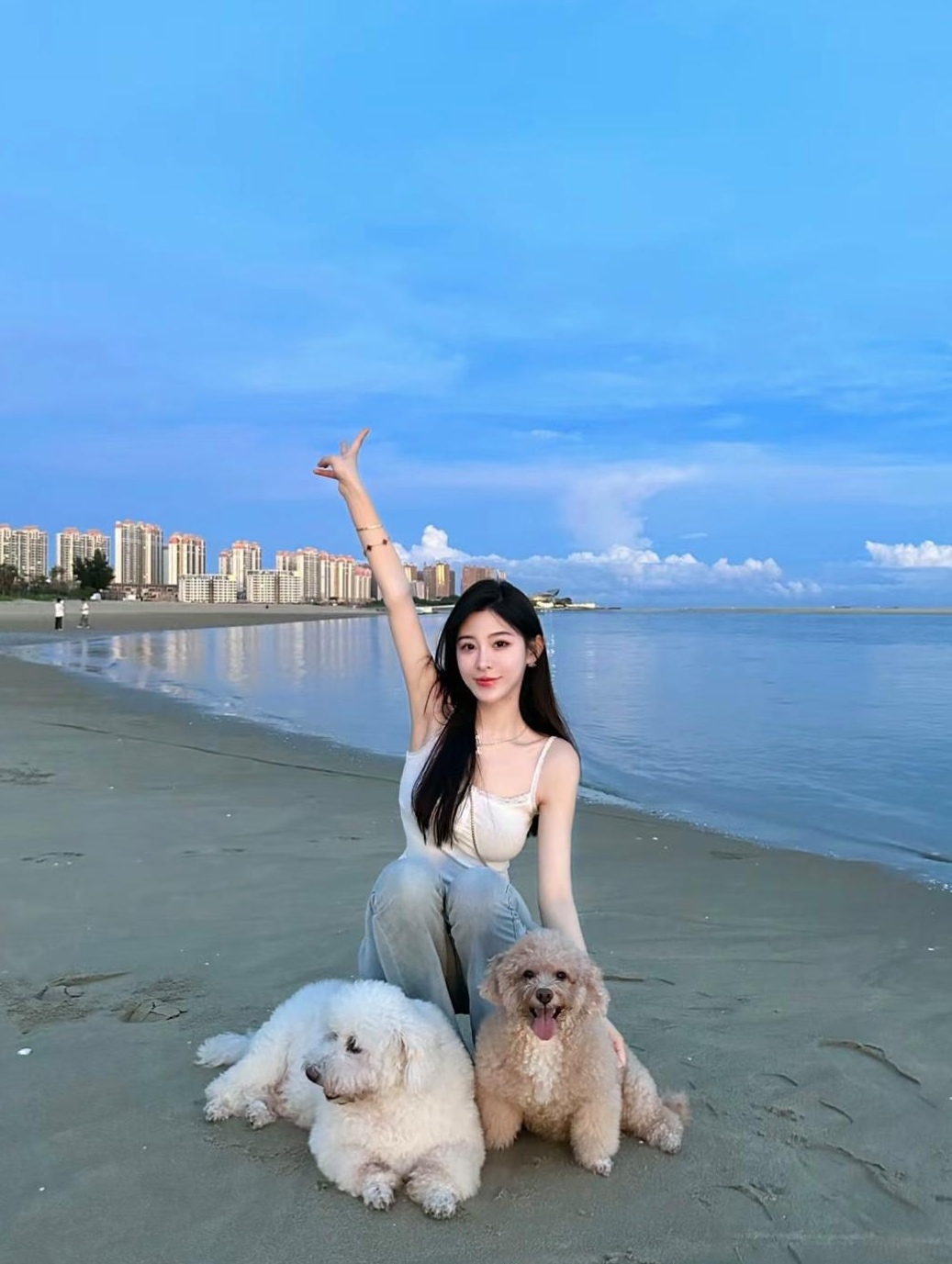 美女海边泳装秀,正常穿着无不良引导.#动态流量挑战赛