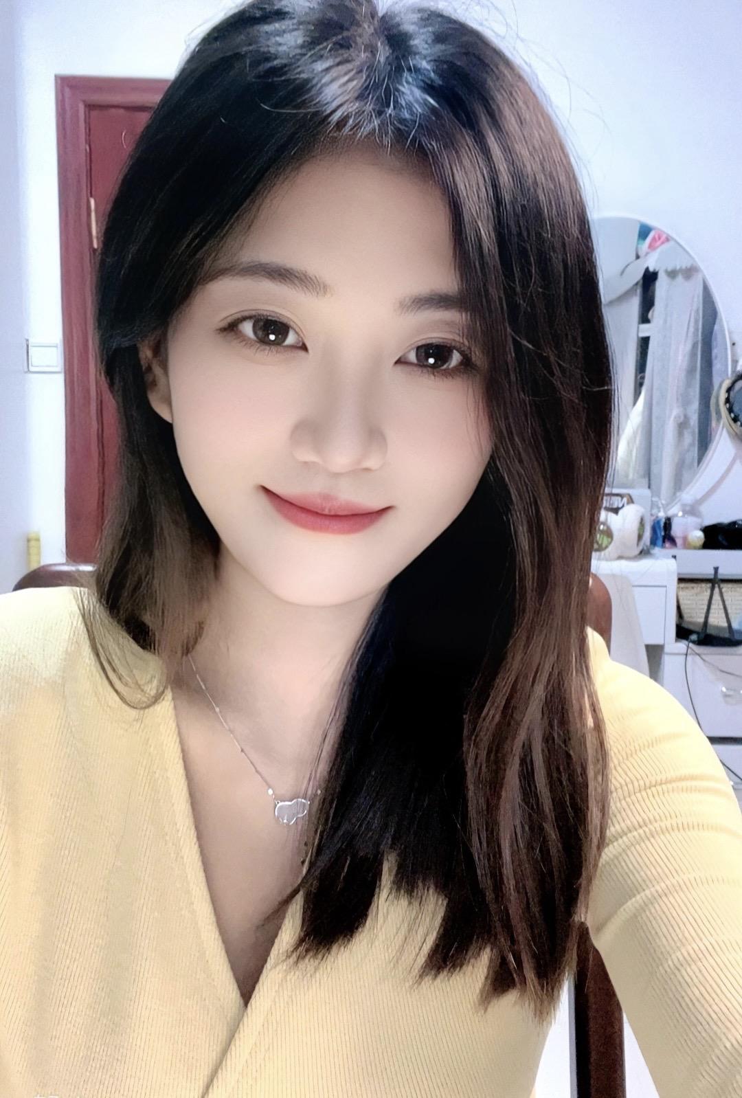妆容自然清新,唇色粉红如樱,太美了!
