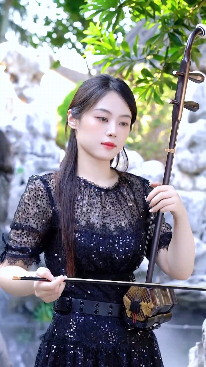 连衣裙与二胡的和谐交响