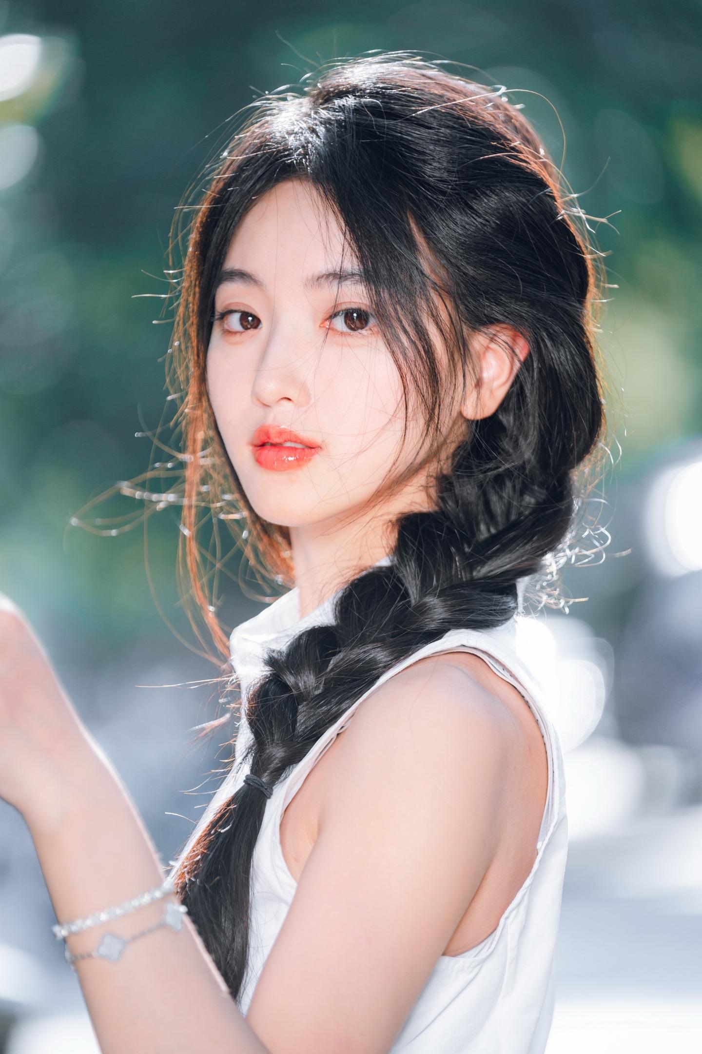 捕捉到一位小姐姐的侧颜杀,她的侧脸线条好美,长长的黑发编成辫子,好