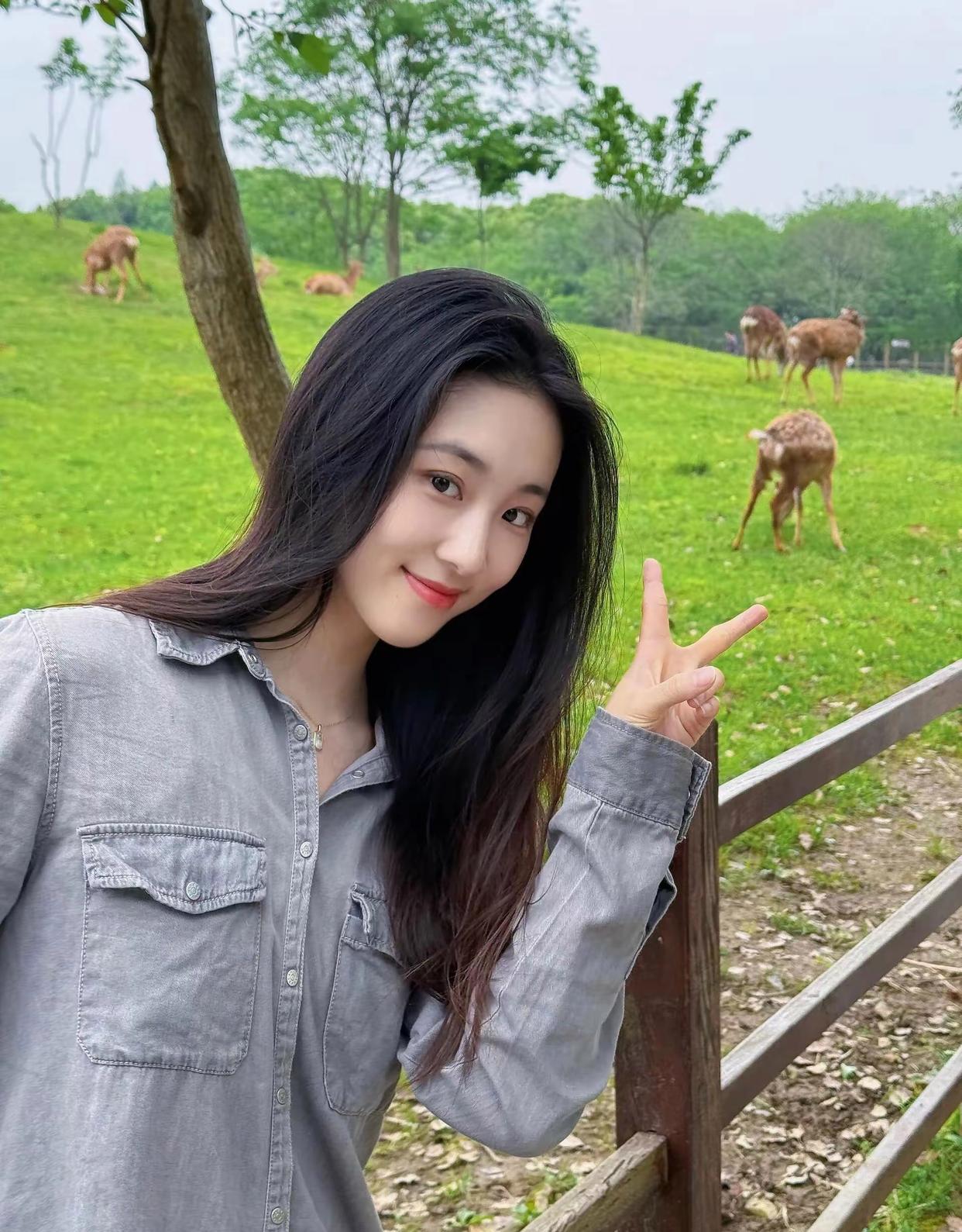 葛施敏来撸鹿啦,peace sign!美女日常图片分享,有你喜欢的吗