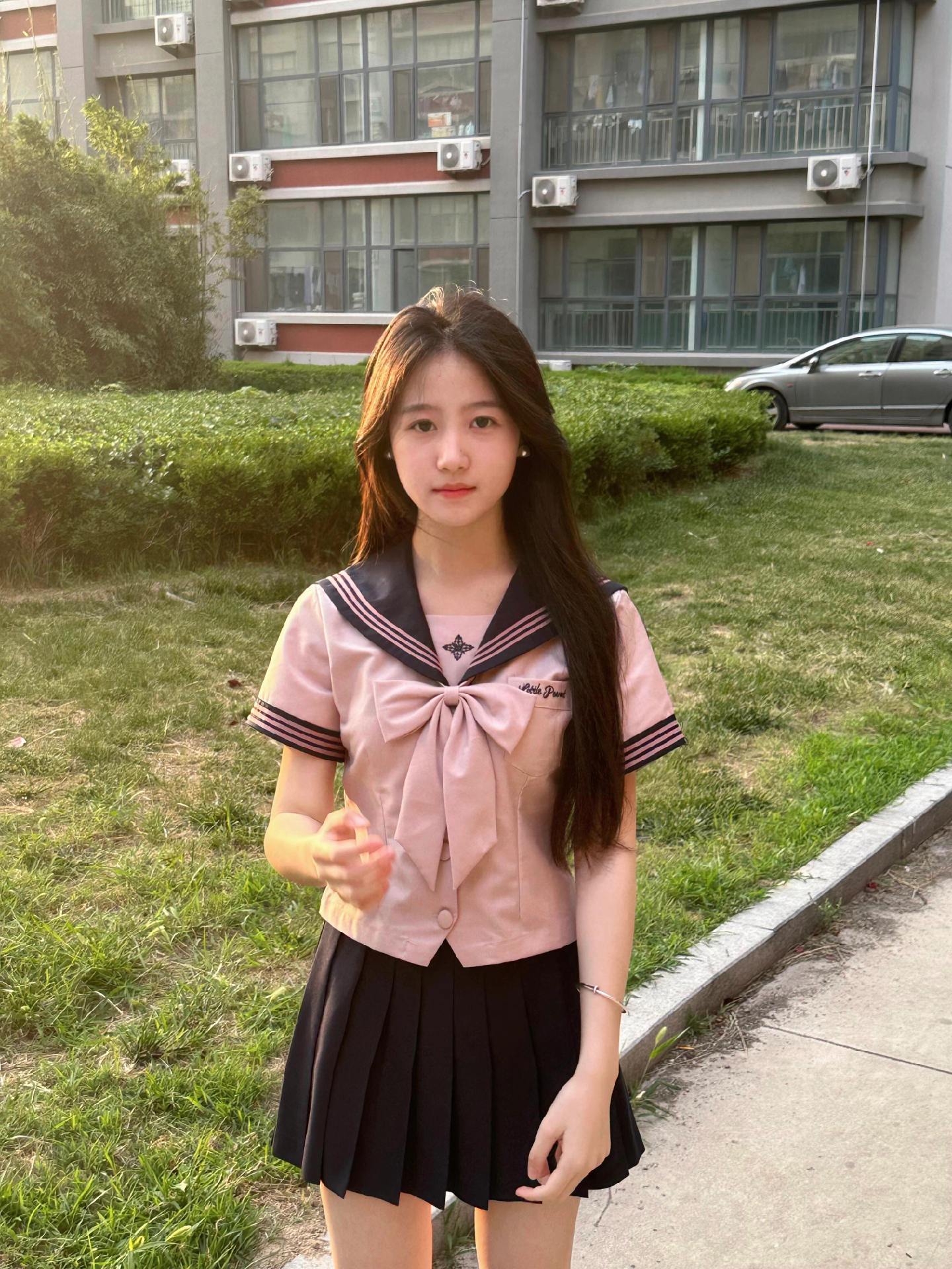 校园里的青春气息,粉色jk制服的小姐姐,阳光洒在脸上,笑容甜美