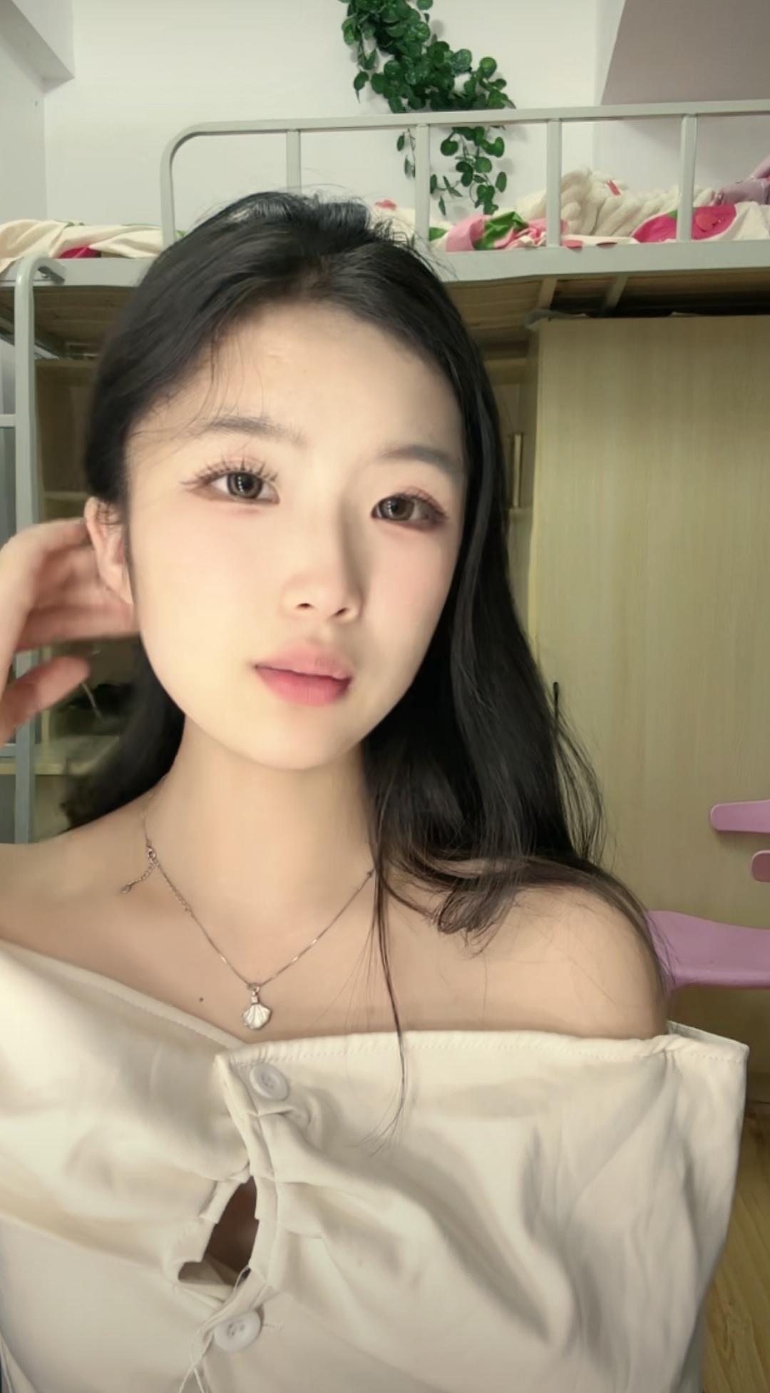 宿舍小清新一枚,今天穿了新买的衣服,心情美美哒!