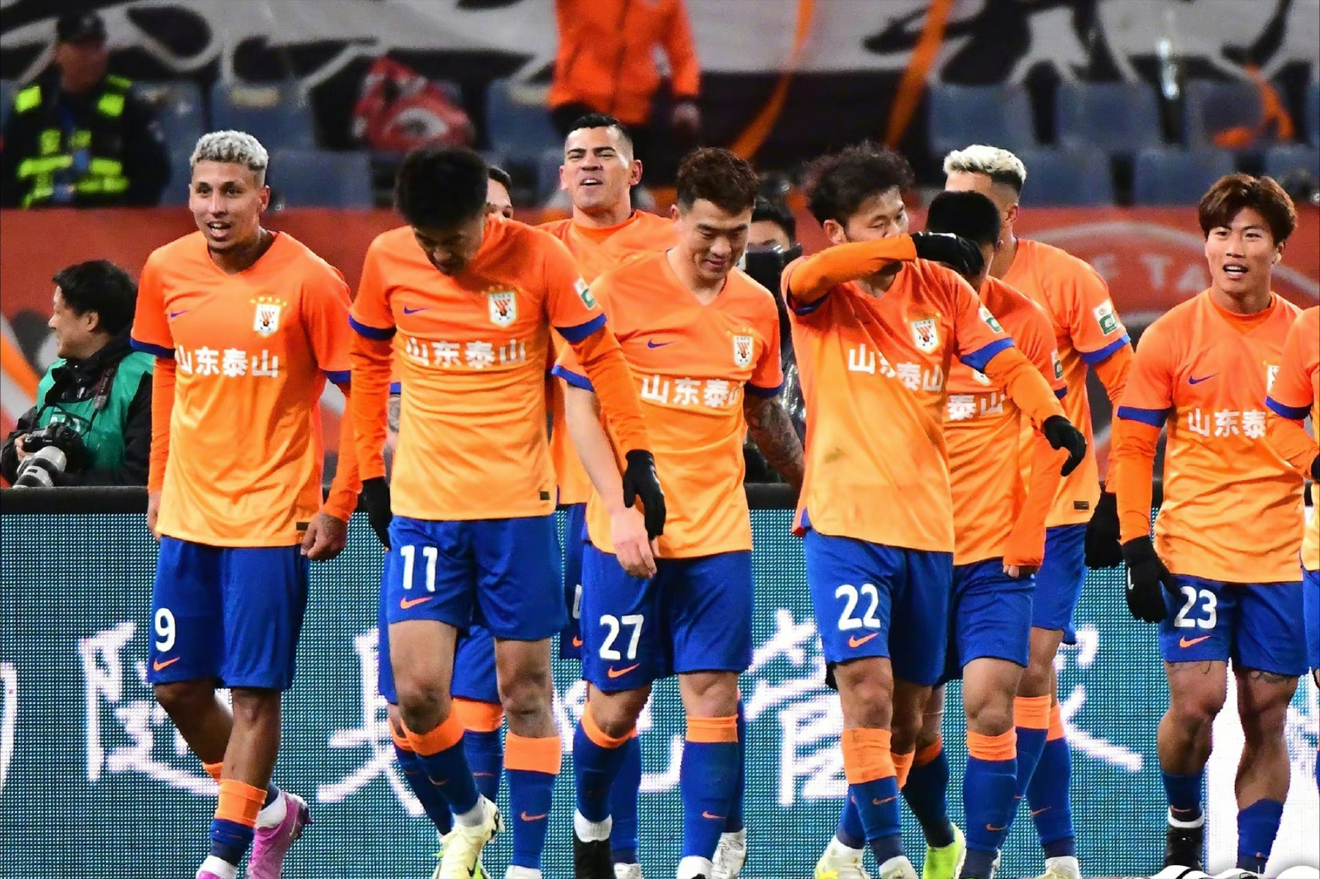 中超独苗山东泰山队昨天出征日本,将在客场挑战亚冠1/4决赛次回合的