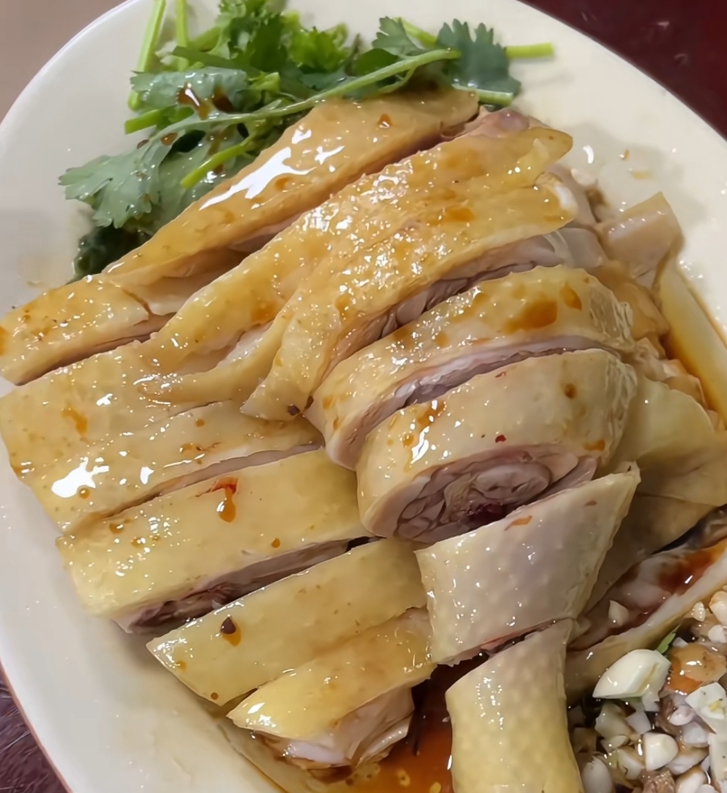 鸡肉鲜嫩多汁,软烂入味,下饭白切三黄鸡三黄鸡白切三黄鸡白切鸡香油扇