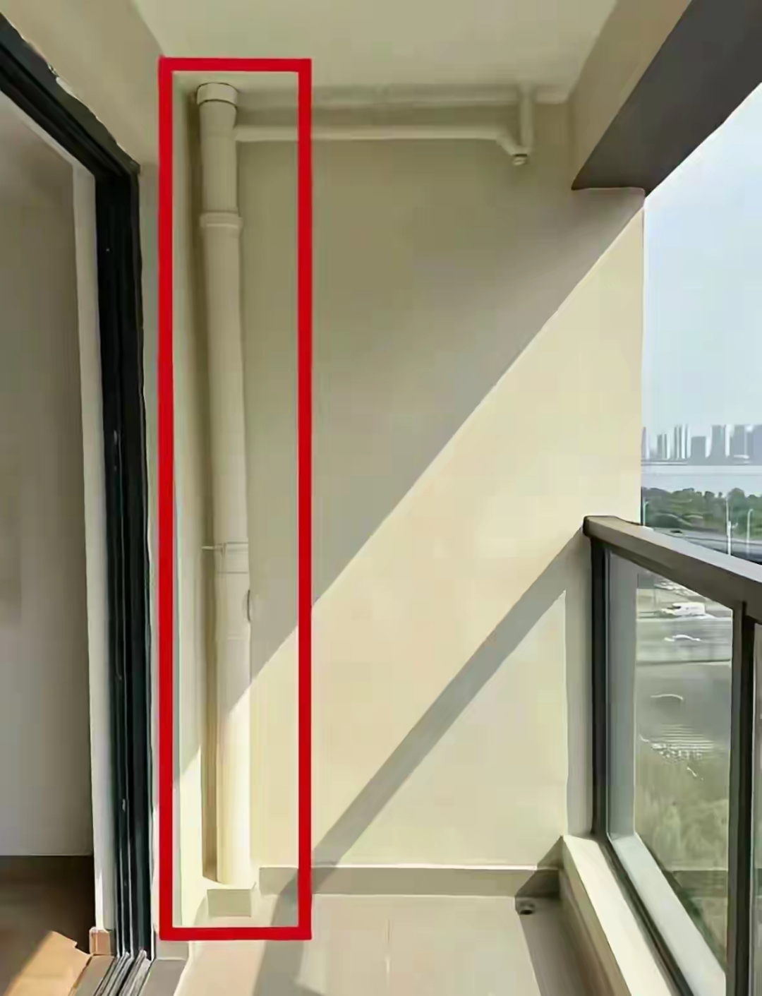 客厅门外台阳角有个下水管立在那,真让人头疼!大家快帮忙想想办法.