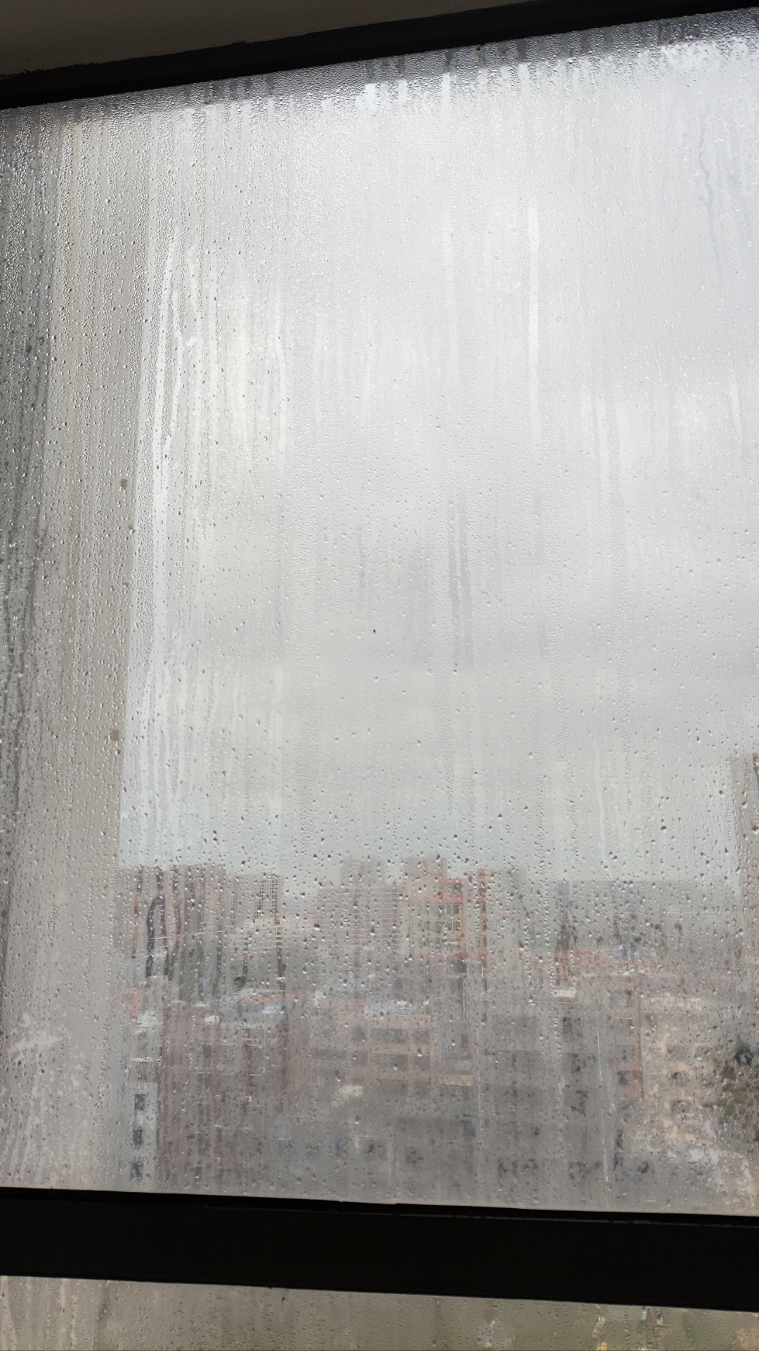 海南就是湿润,看看一夜水汽多大,窗户都是水,今天是