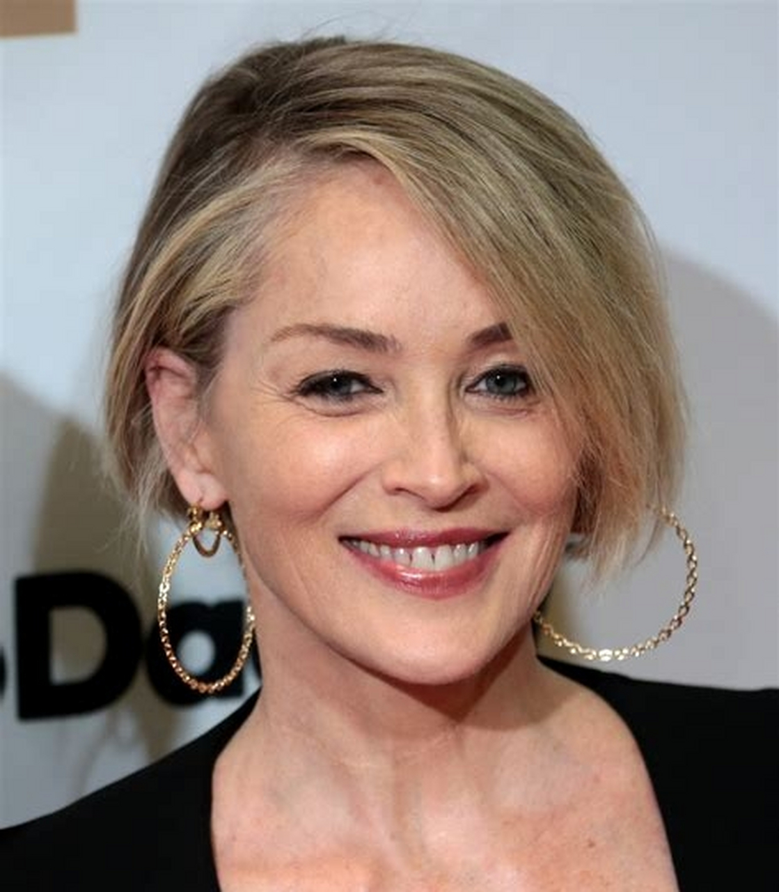 莎朗.斯通,真是啥热度都蹭啊!大赞约翰尼.