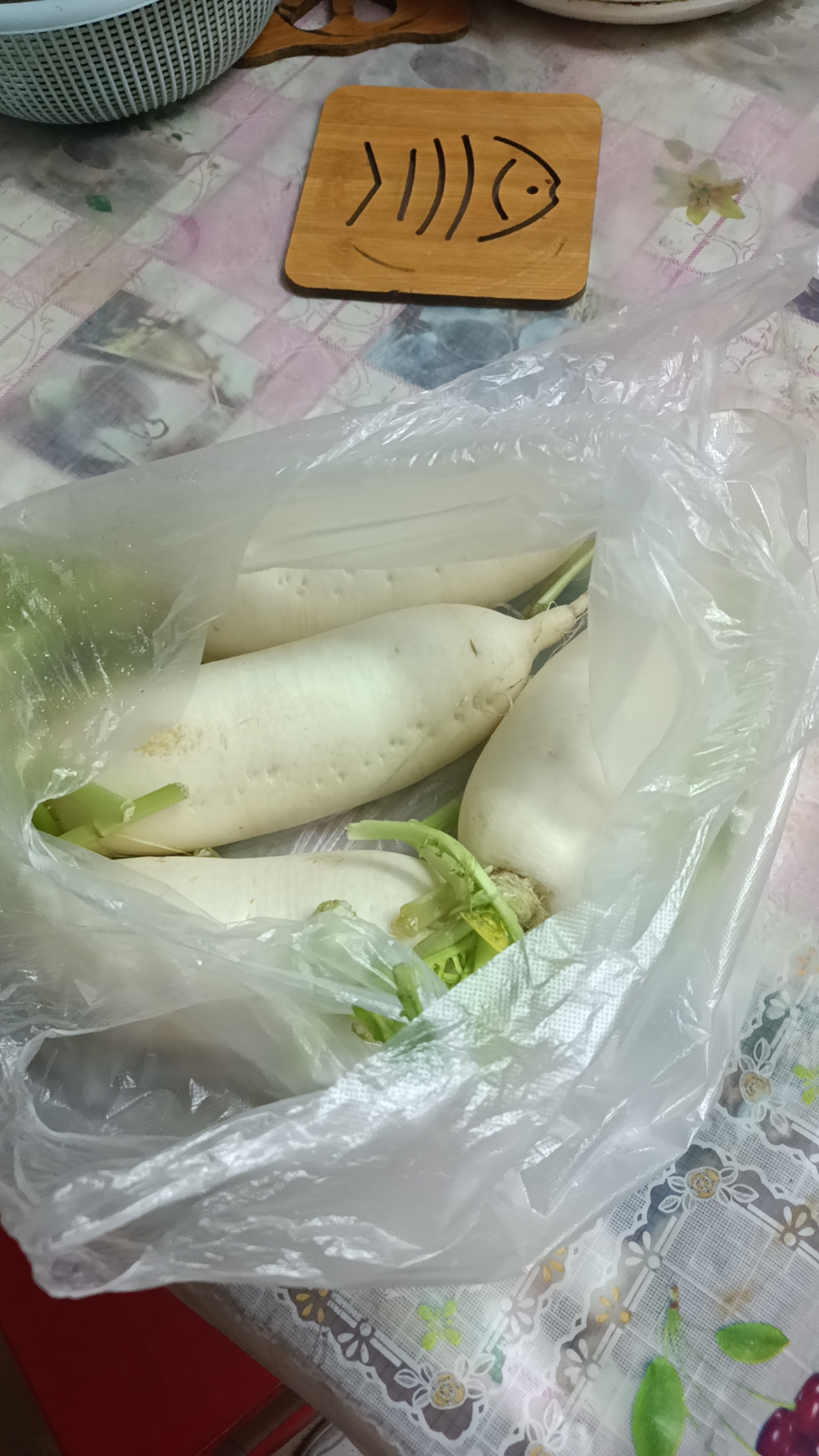 塑料袋里的白萝卜,仿佛告诉我们,即使在快节奏的生活中,也不要忘记