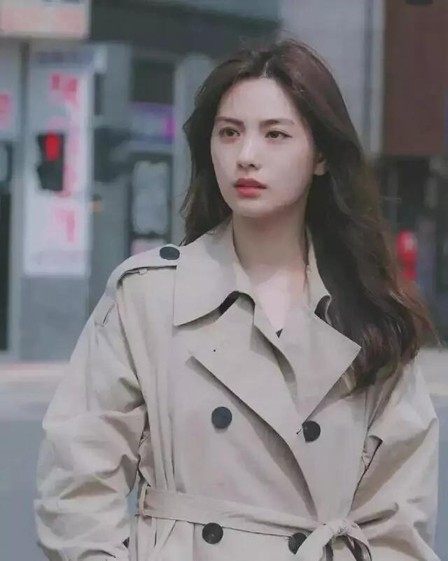 林珍娜漫步街头,风衣飘逸,展现都市丽人的独特魅力