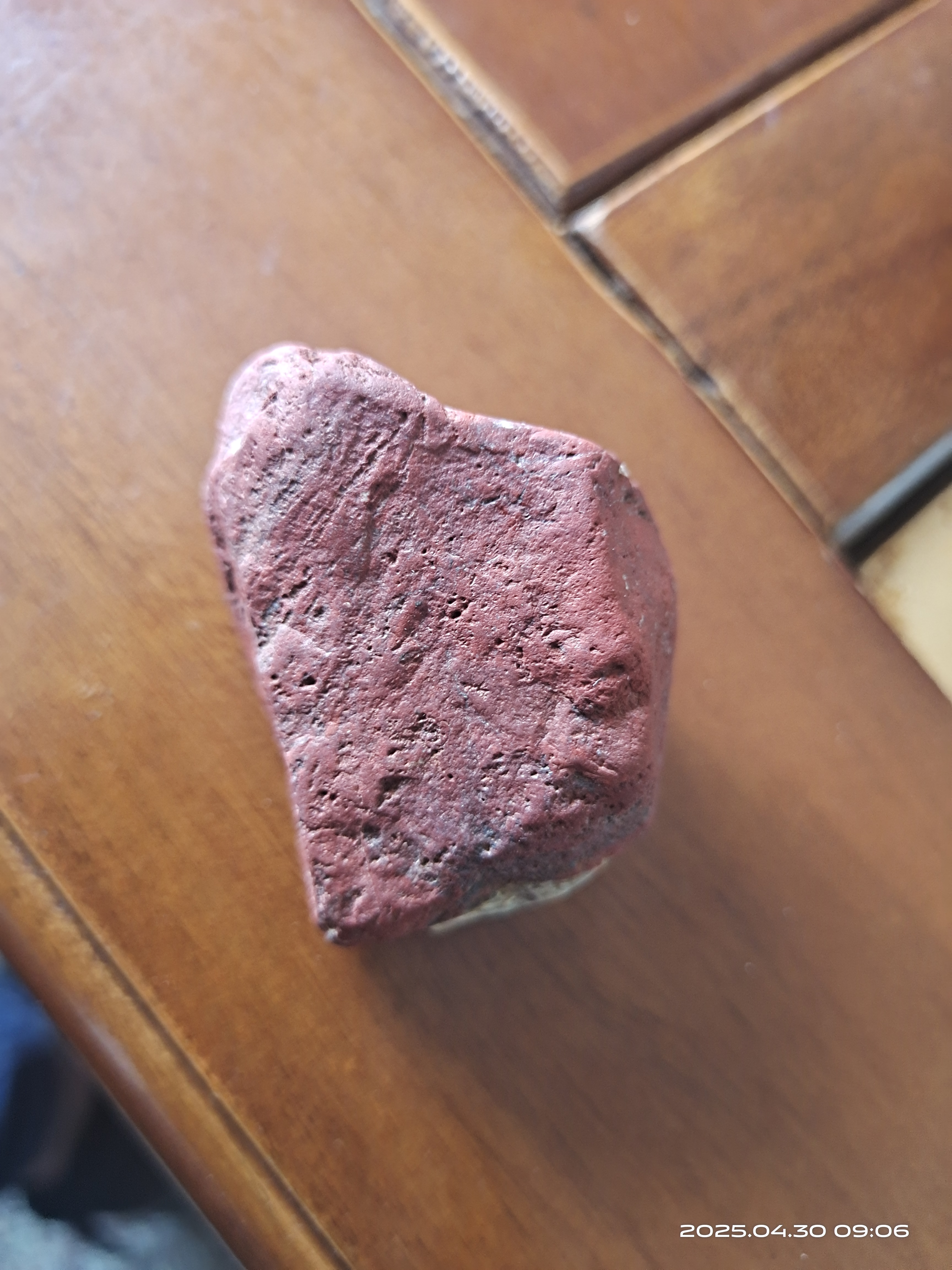 谁知道这是什么石头,红红的很硬