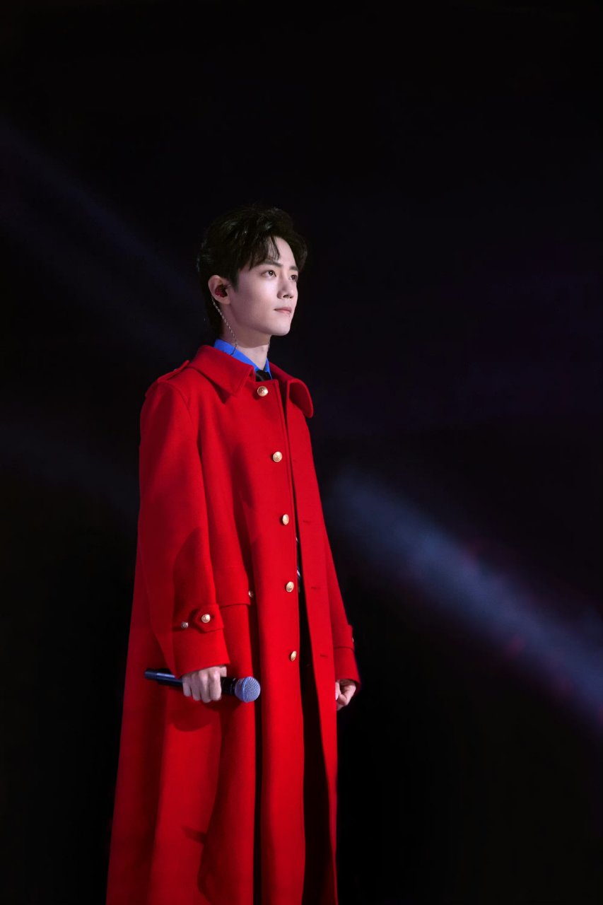 彼时盛阳的光点亮了玫瑰,回首裂痕,星光灿烂,我跑向你,奔向骄阳.@肖战