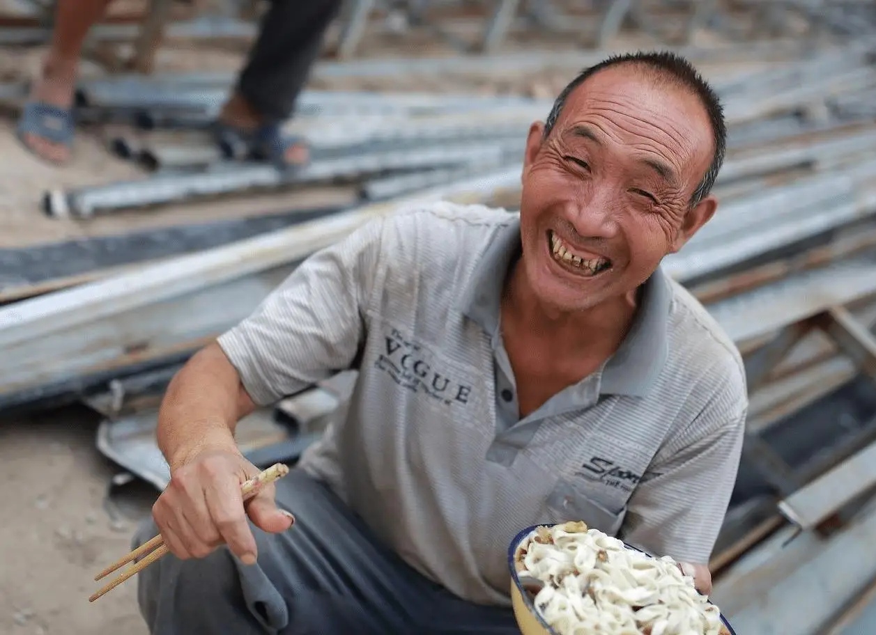 长河落日孤帆远,大漠孤烟冷月沉. 未许浮名同鹤梦,何妨劲骨作龙吟