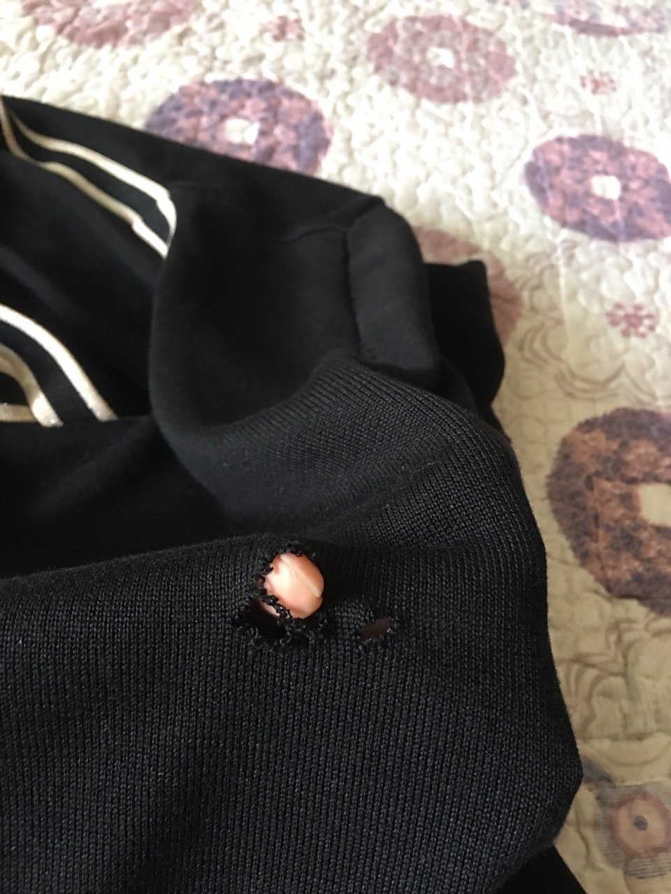 在淘宝买了件衣服有破洞,让我寄回去,我寄回去了却说是我剪坏的,还说