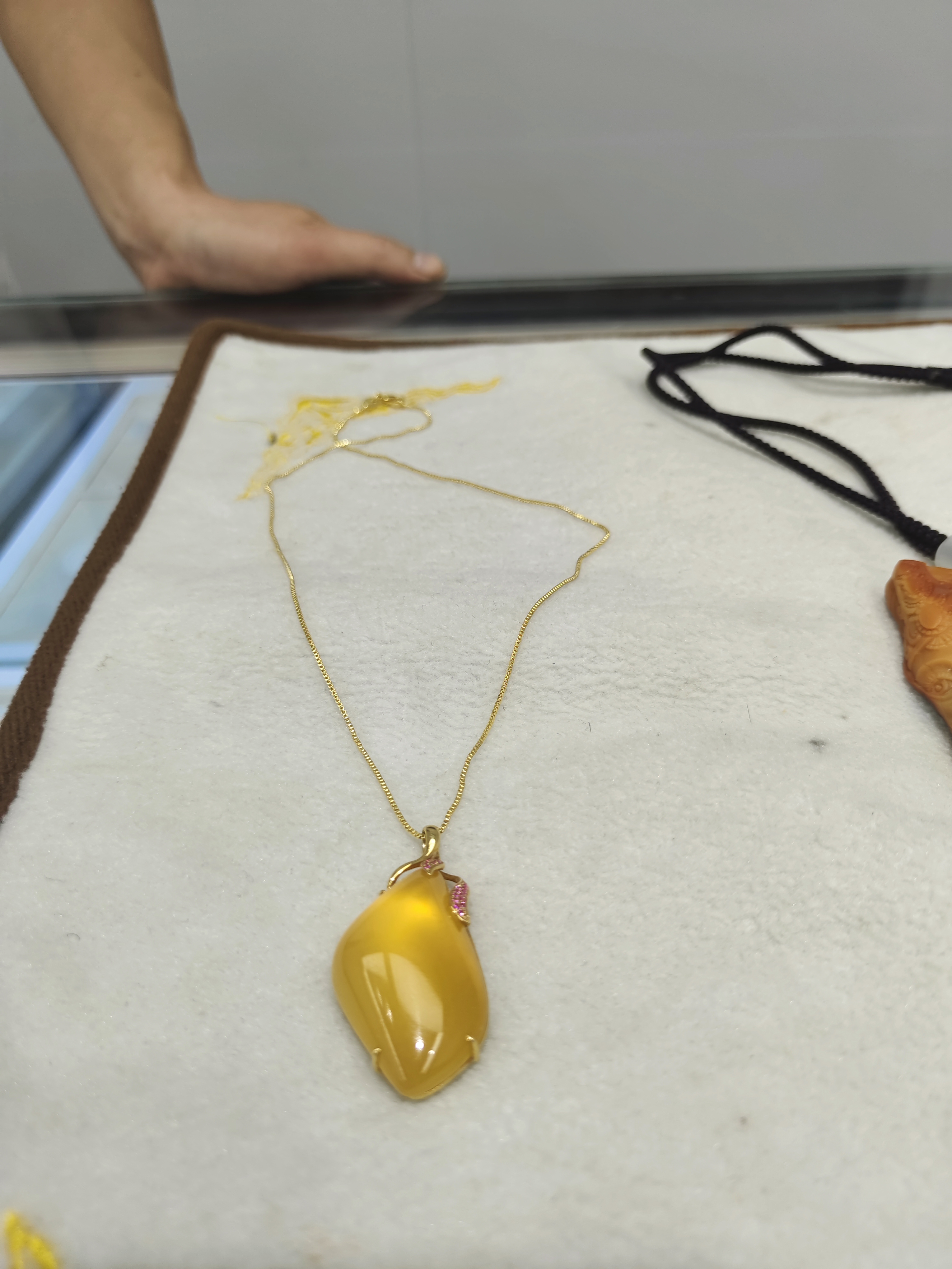 新入手的新疆黄宝石光吊坠,色泽温润,触手生温,心情美美哒!售价6万