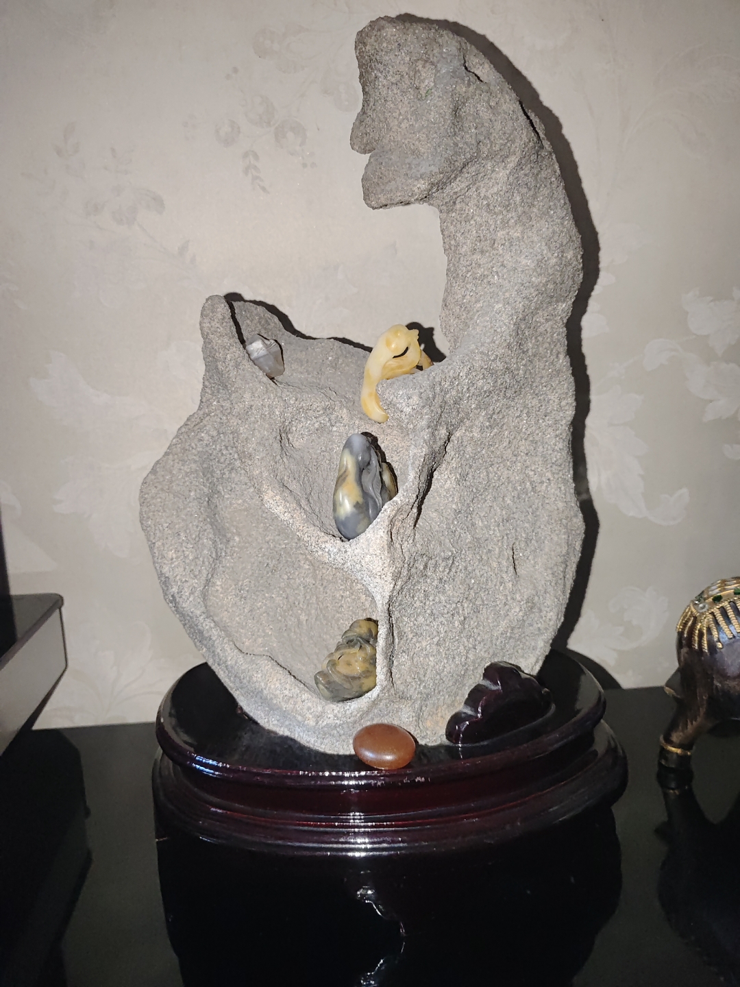 新疆戈壁滩上风凌石"天鹅"怀抱三是"小天鹅"是克拉玛依金丝玉原石雕作